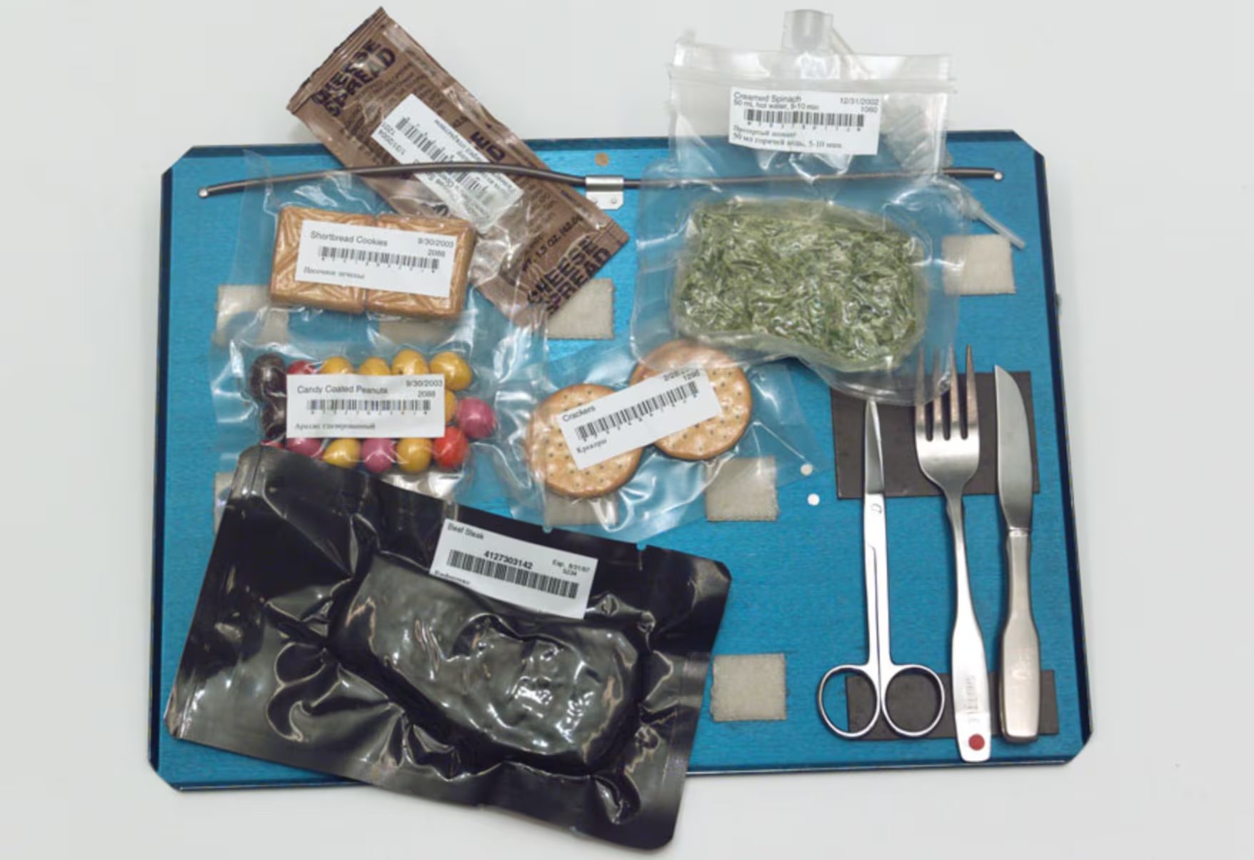 El único utensilio extraño en la mesa espacial es la tijera, para abrir los envases. (NASA)