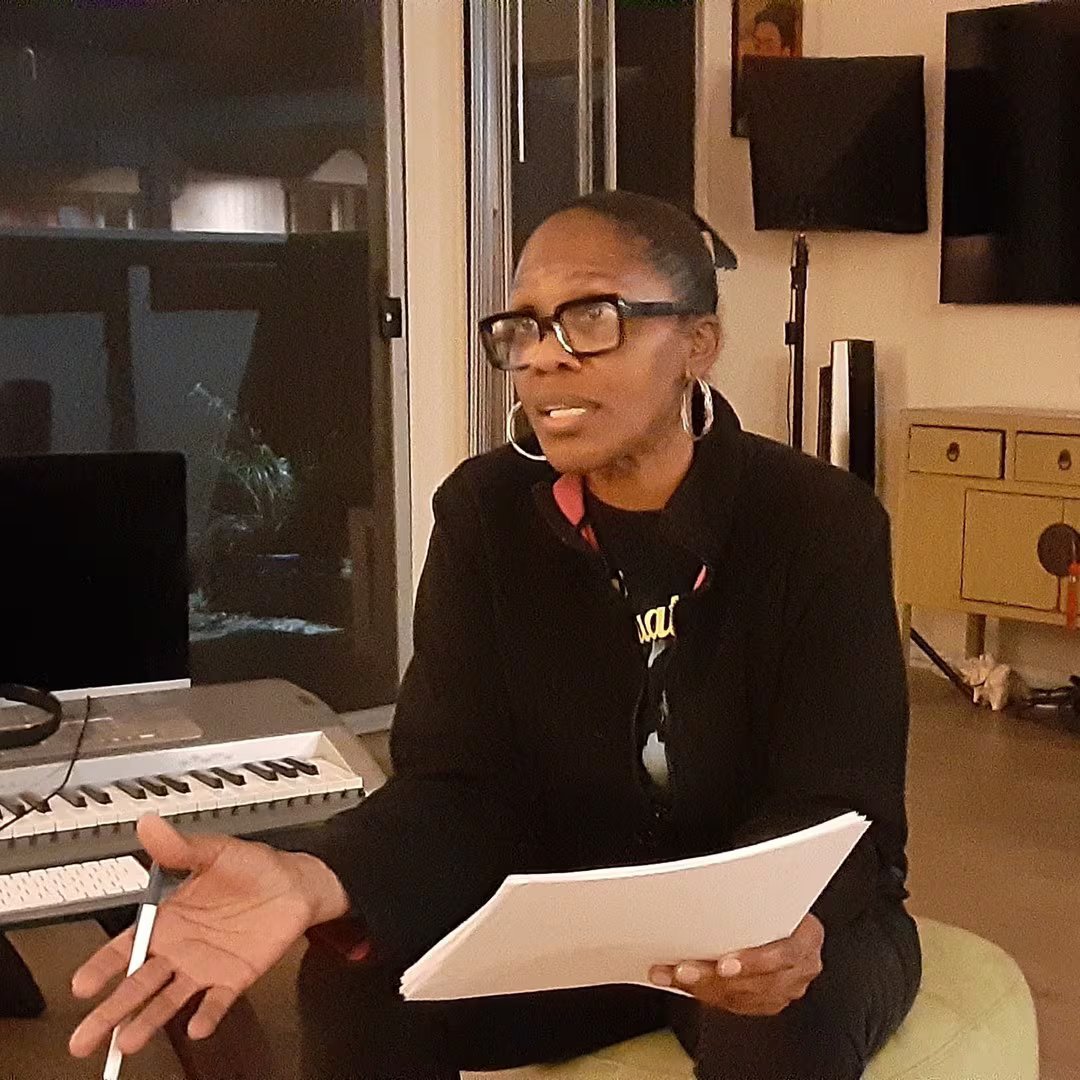 Antes de fallecer, Dee Freeman trabajaba en la adaptación novelada de su obra unipersonal 