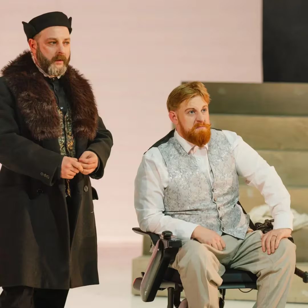 Michael Patrick se convirtió en el primer actor con discapacidad en interpretar Ricardo III de Shakespeare. (Instagram)