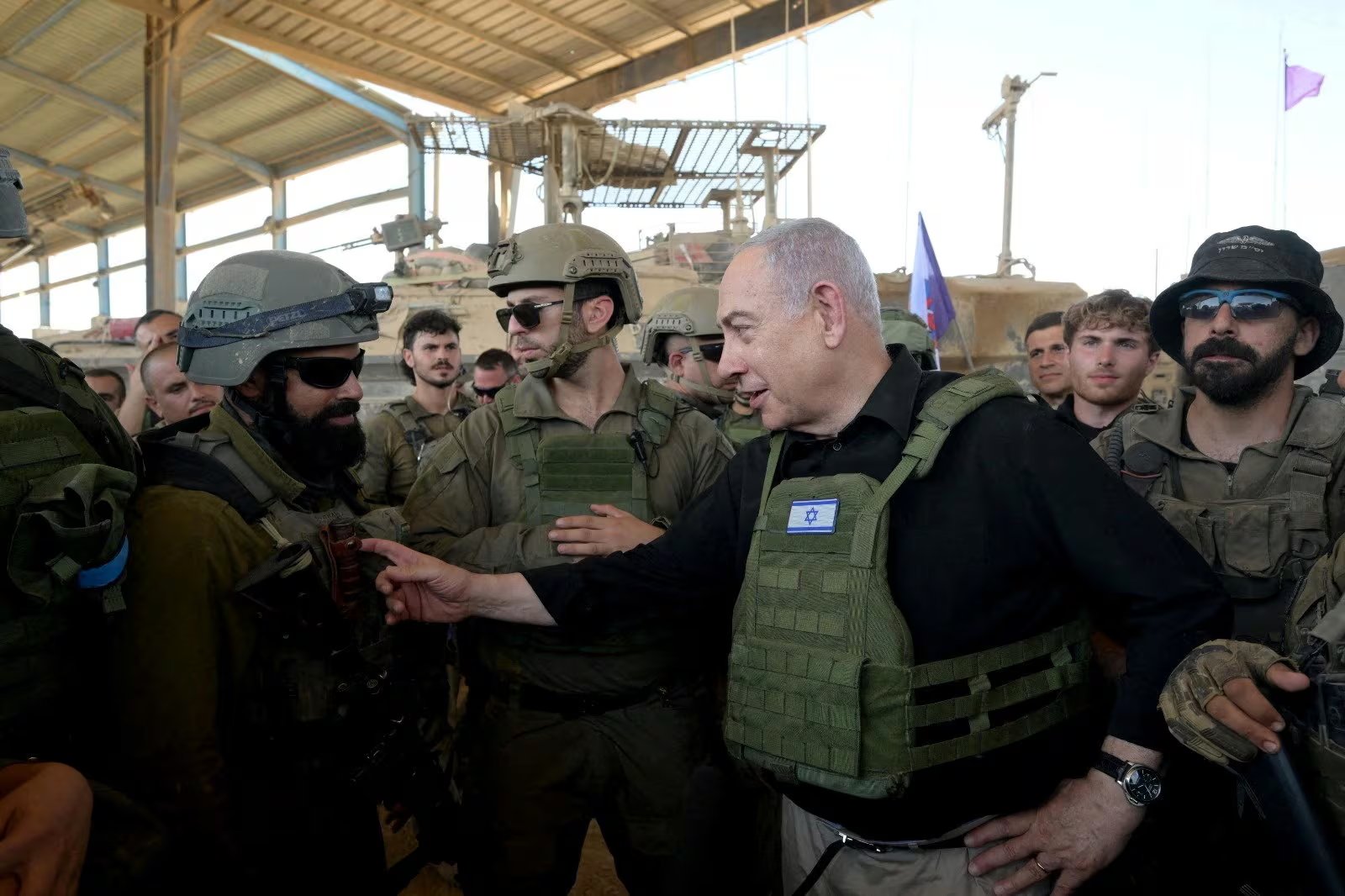 El primer ministro israelí, Benjamin Netanyahu, junto a soldados israelíes (REUTERS/Archivo)