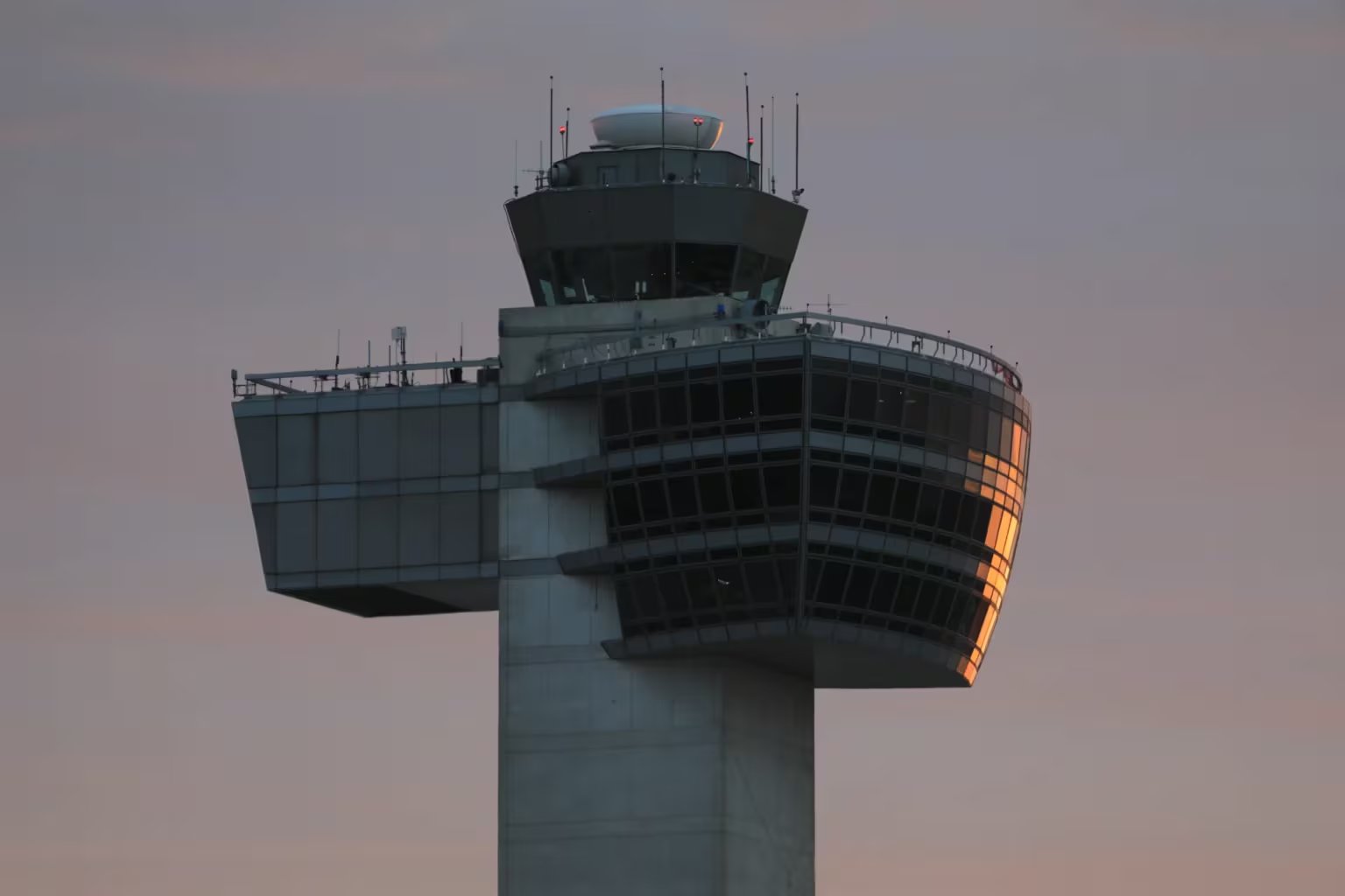 La comunicación entre la tripulación y el control de tráfico aéreo se centró en la necesidad de un aterrizaje prioritario debido a la emergencia médica.