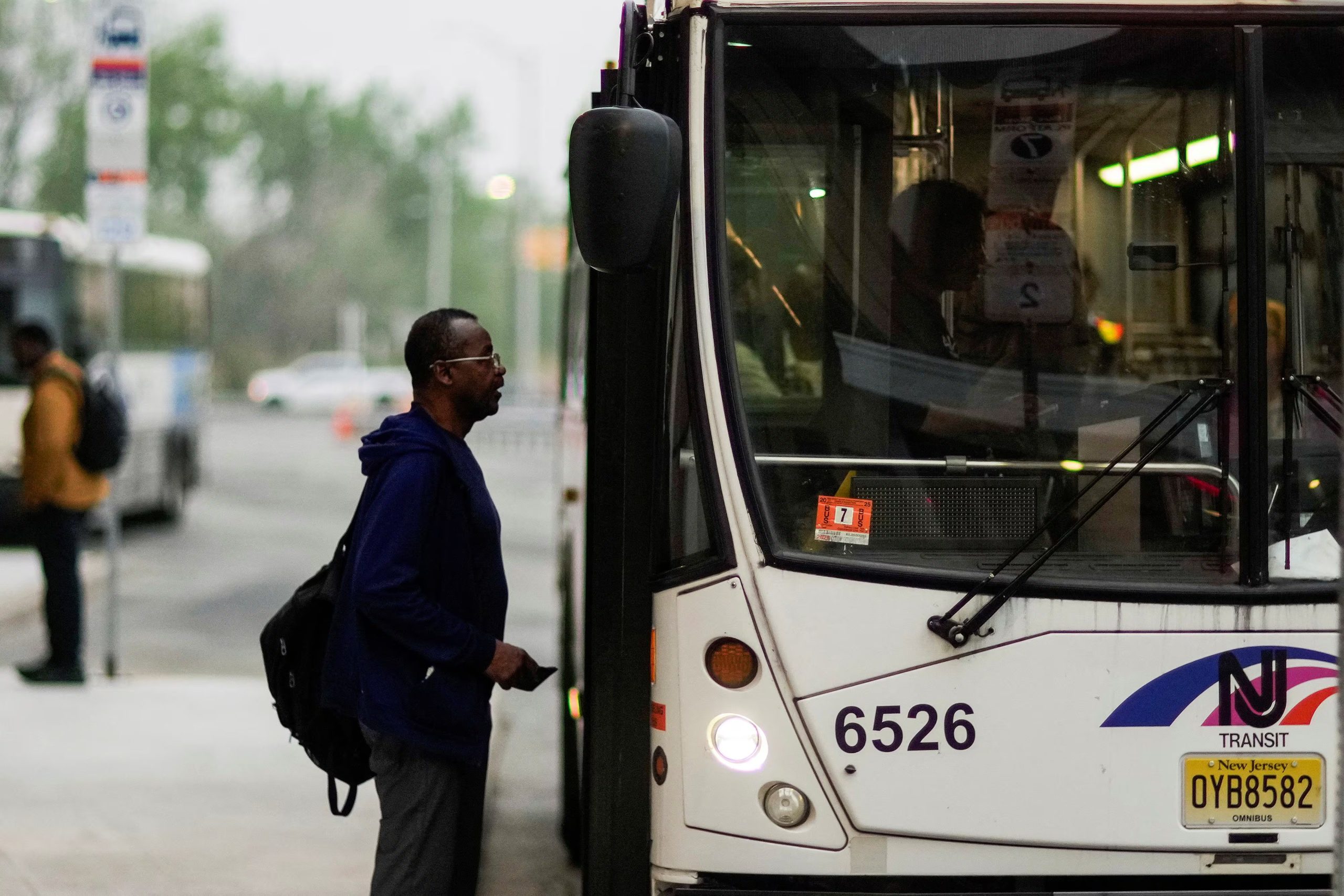 El precio del autobús de enlace se sitúa en 80 dólares por persona, impactando negativamente en grupos y familias aficionadas al fútbol (REUTERS/Eduardo Munoz)