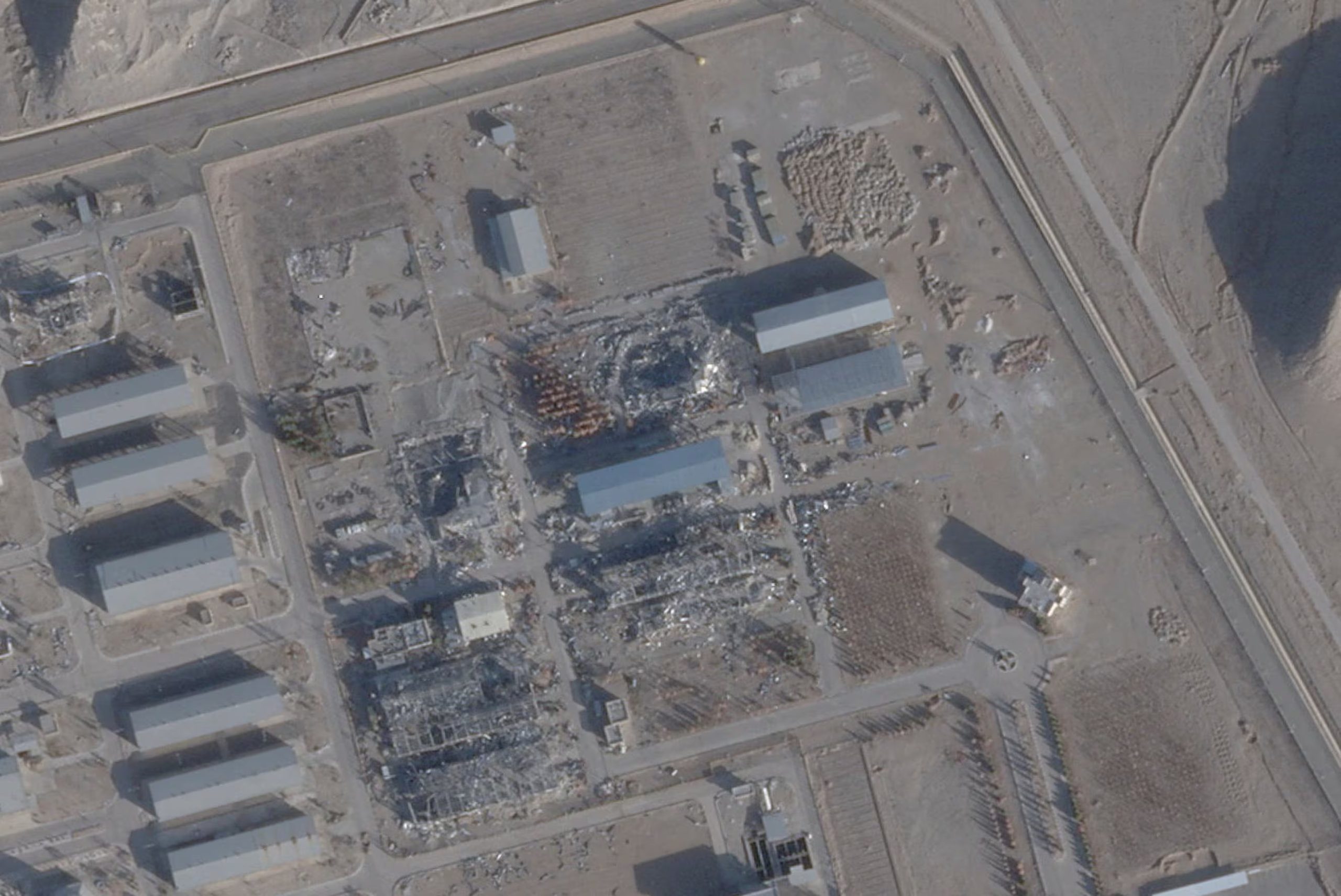 Imagen satelital de archivo que muestra un techo nuevo sobre un edificio previamente destruido en el sitio nuclear de Isfahán, Irán (PLANET LABS PBC/vía Reuters)