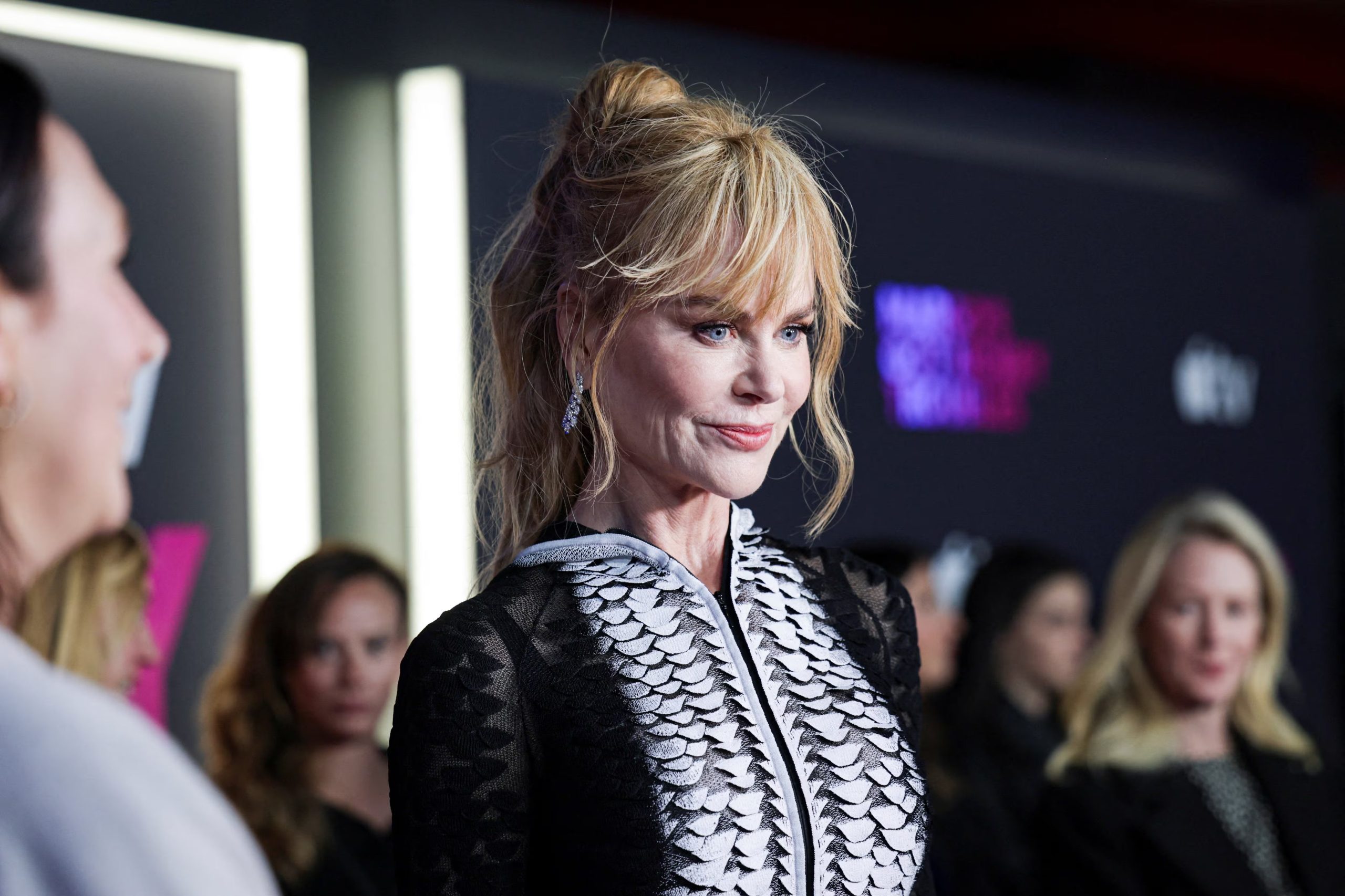 La elección de materiales, el juego de transparencias y los detalles artesanales convirtieron a la actriz en el centro de todas las miradas (REUTERS/Jeenah Moon)