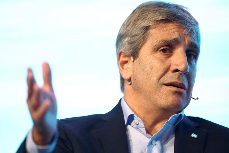 El ministro de Economía, Luis Caputo, respaldó a sus funcionarios tras la polémica por los créditos hipotecarios del Banco Nación. REUTERS/Agustin Marcarian