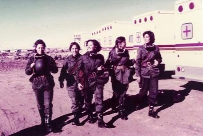 Las primeras cinco enfermeras que llegaron a trabajar en el hospital móvil en Comodoro Rivadavia. Reynoso es la cuarta desde la izquierda