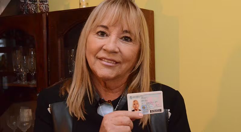 Alicia Reynoso con el DNI que acredita que es heroína de la Guerra de Malvinas