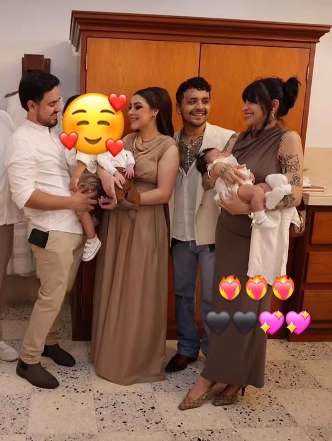 Nodal, Cazzu y su hija Inti en un bautizo en 2024.  (Pinterest)