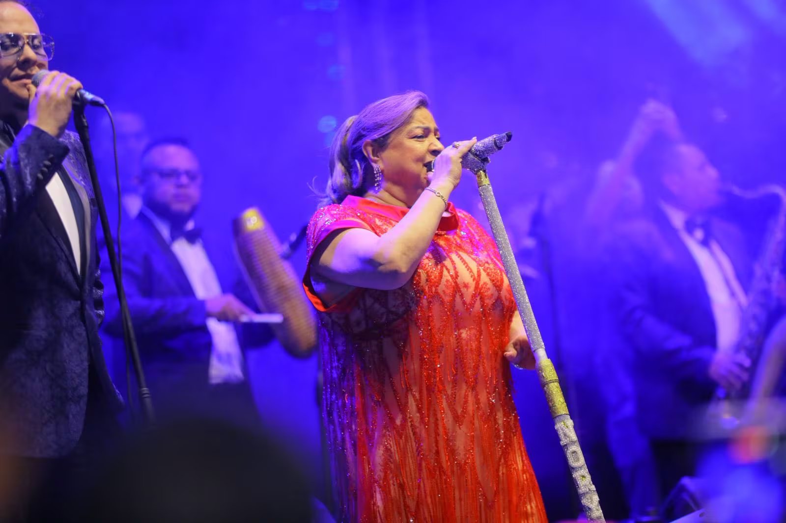 Nory Flores interpreta “La Bala”, tema emblemático que ha unido a generaciones dentro y fuera de El Salvador. (Cortesía: Alcaldía Municipal de Texas)