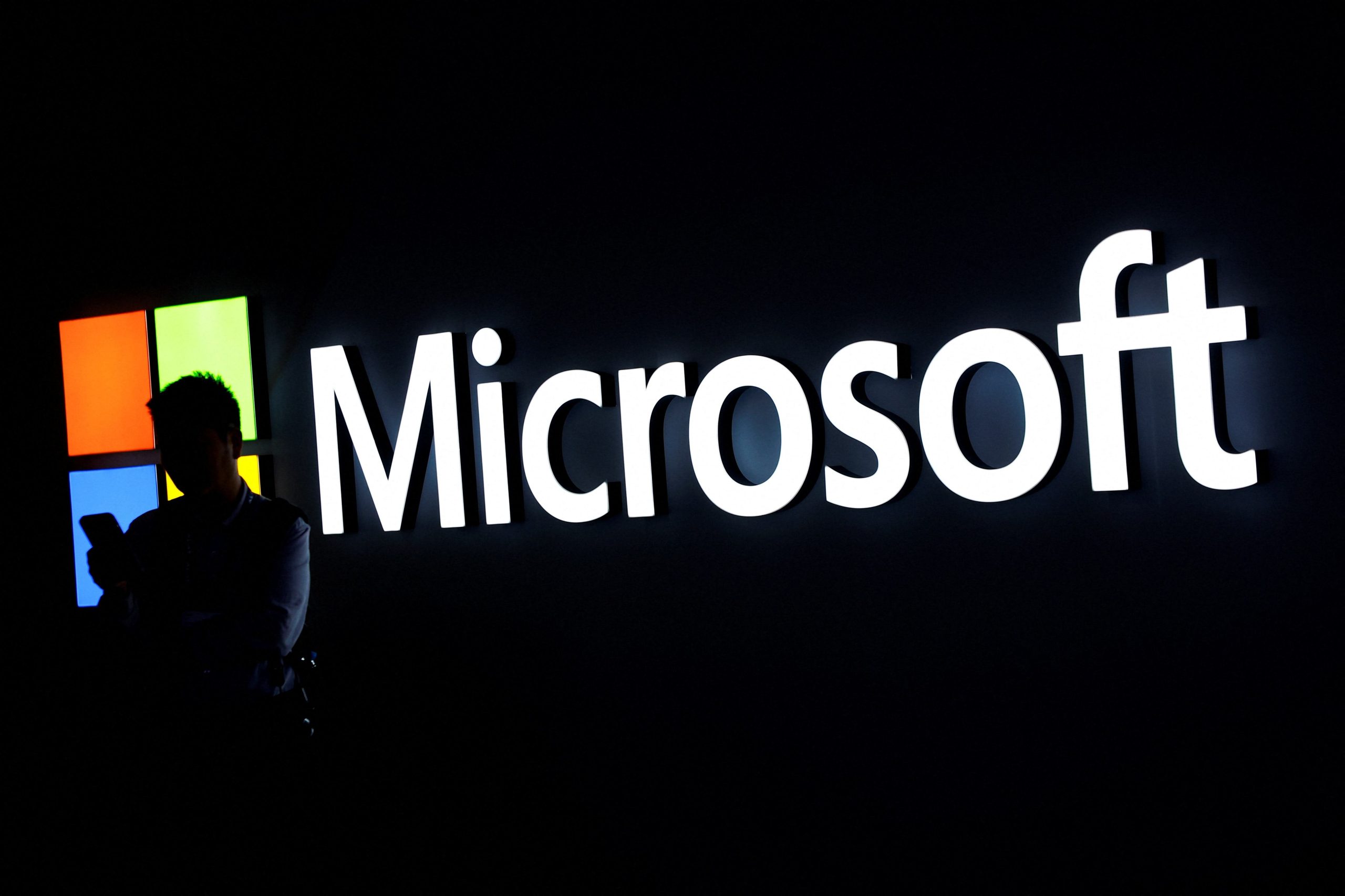 Microsoft anunció que seguirá sacando al mercado nuevos modelos de IA. REUTERS/Albert Gea