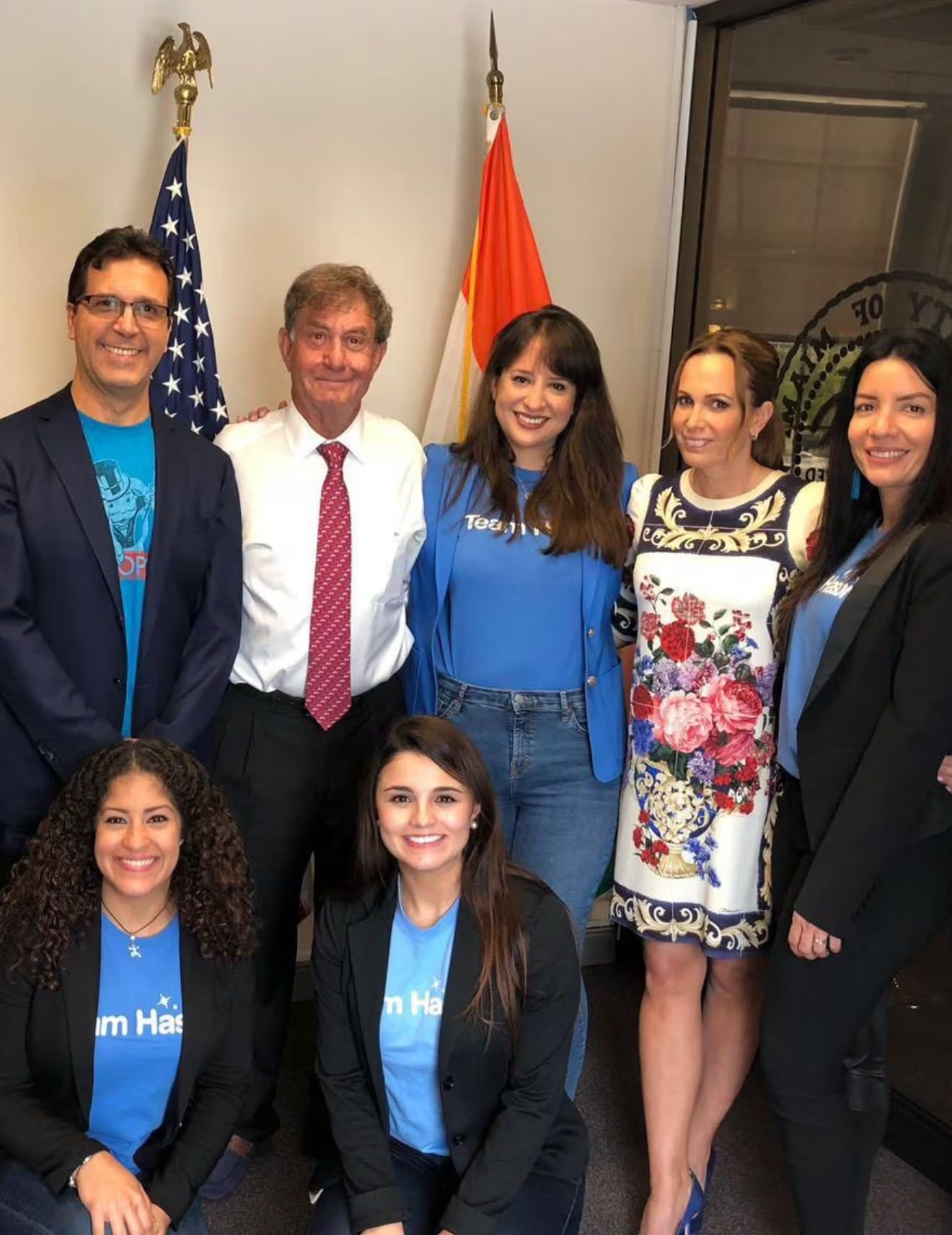 Alan Hassenfeld y Natalia Denegri posan con un grupo después de recibir las llaves de la ciudad en reconocimiento a su labor.