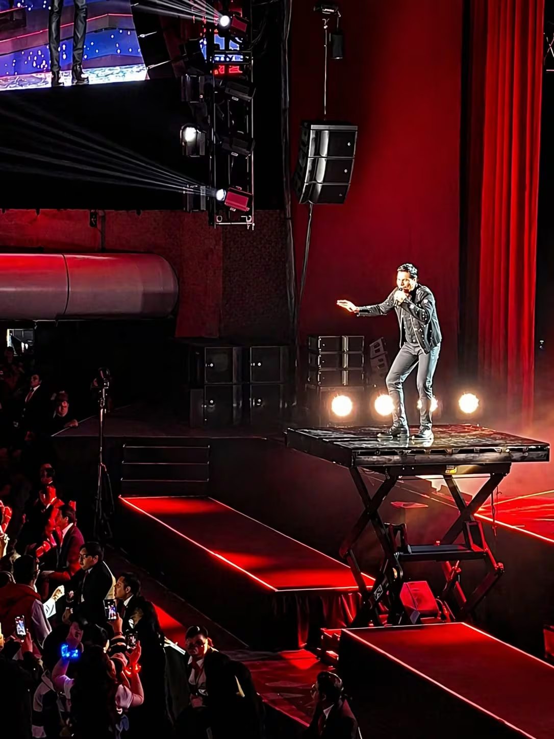 El reconocido cantante Chayanne ofrece una emocionante presentación en vivo ante una multitud en el Auditorio Nacional. (Infobae México / Víctor Cisneros)