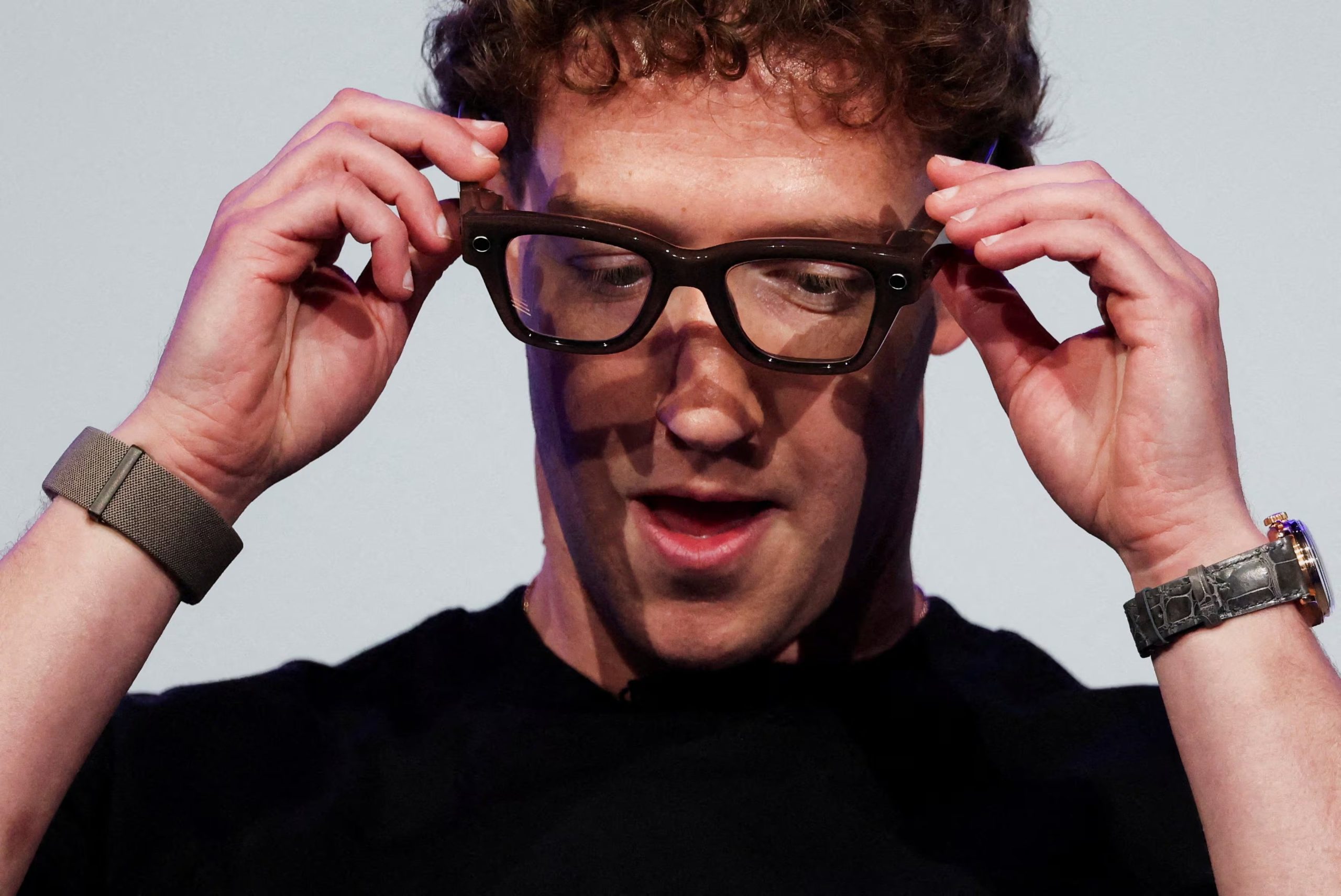 FOTO DE ARCHIVO. Mark Zuckerberg, CEO de Meta, luce los lentes Meta Ray-Ban Display mientras pronuncia un discurso presentando la nueva línea de gafas inteligentes, durante el evento Meta Connect en la sede de la compañía en Menlo Park, California, EEUU, el 17 de septiembre de 2025. REUTERS/Carlos Barria
