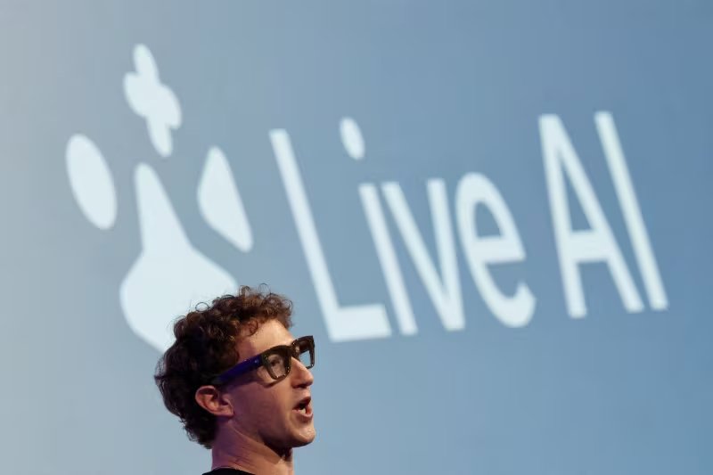 El presidente ejecutivo de Meta, Mark Zuckerberg, luce las gafas Meta Ray-Ban Display mientras pronuncia un discurso presentando la nueva línea de gafas inteligentes, durante el evento Meta Connect en la sede de la compañía en Menlo Park, California, Estados Unidos. 17 de septiembre de 2025. REUTERS/Carlos Barría