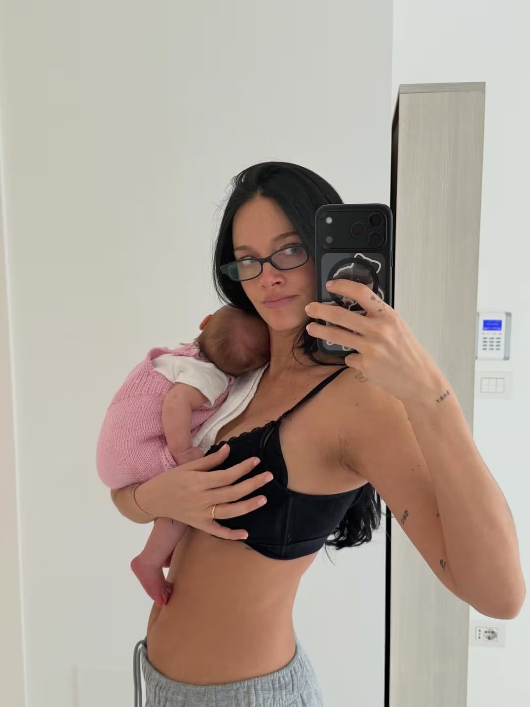 Una de las postales que compartió Paulo Dybala de Oriana Sabatini junto a su hija