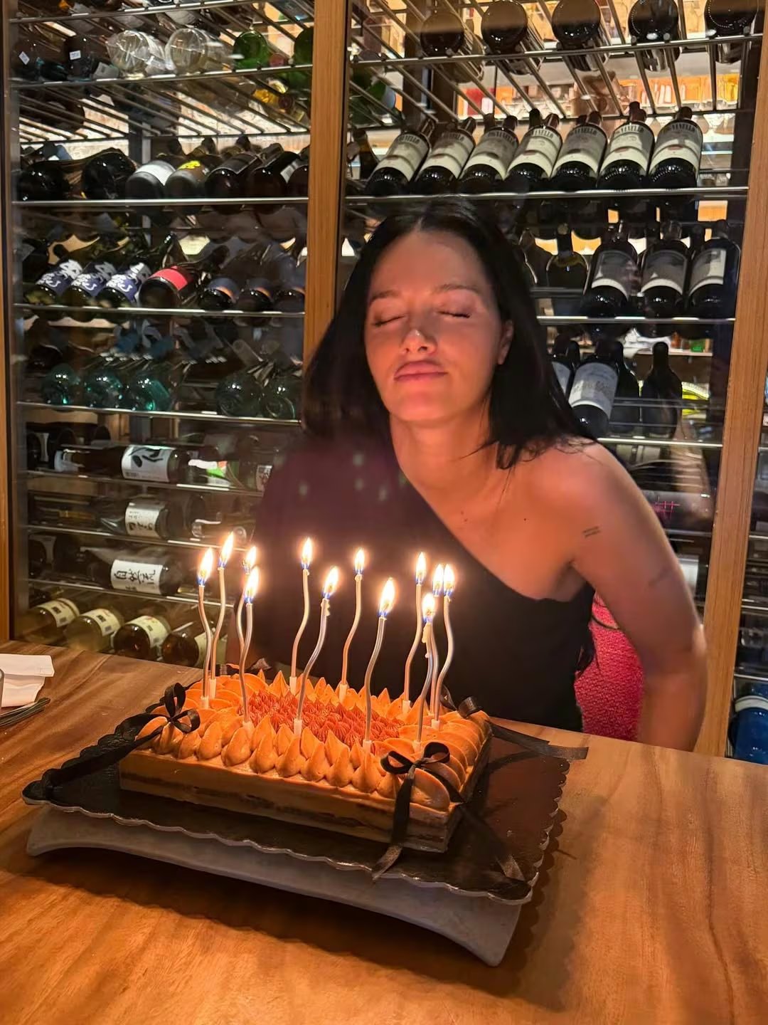 Oriana Sabatini a punto de soplar las velitas de cumpleaños