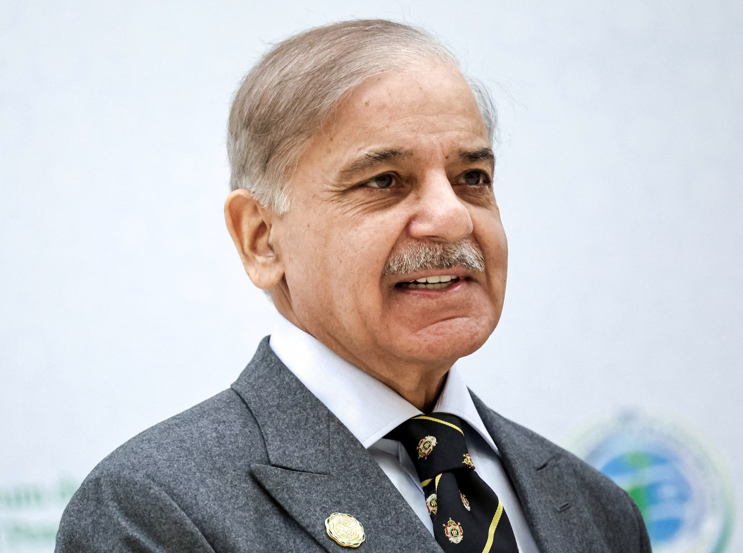 El primer ministro Shehbaz Sharif dialogó con el presidente iraní Masoud Pezeshkian y destacó el compromiso de Islamabad como mediador (REUTERS/Archivo)