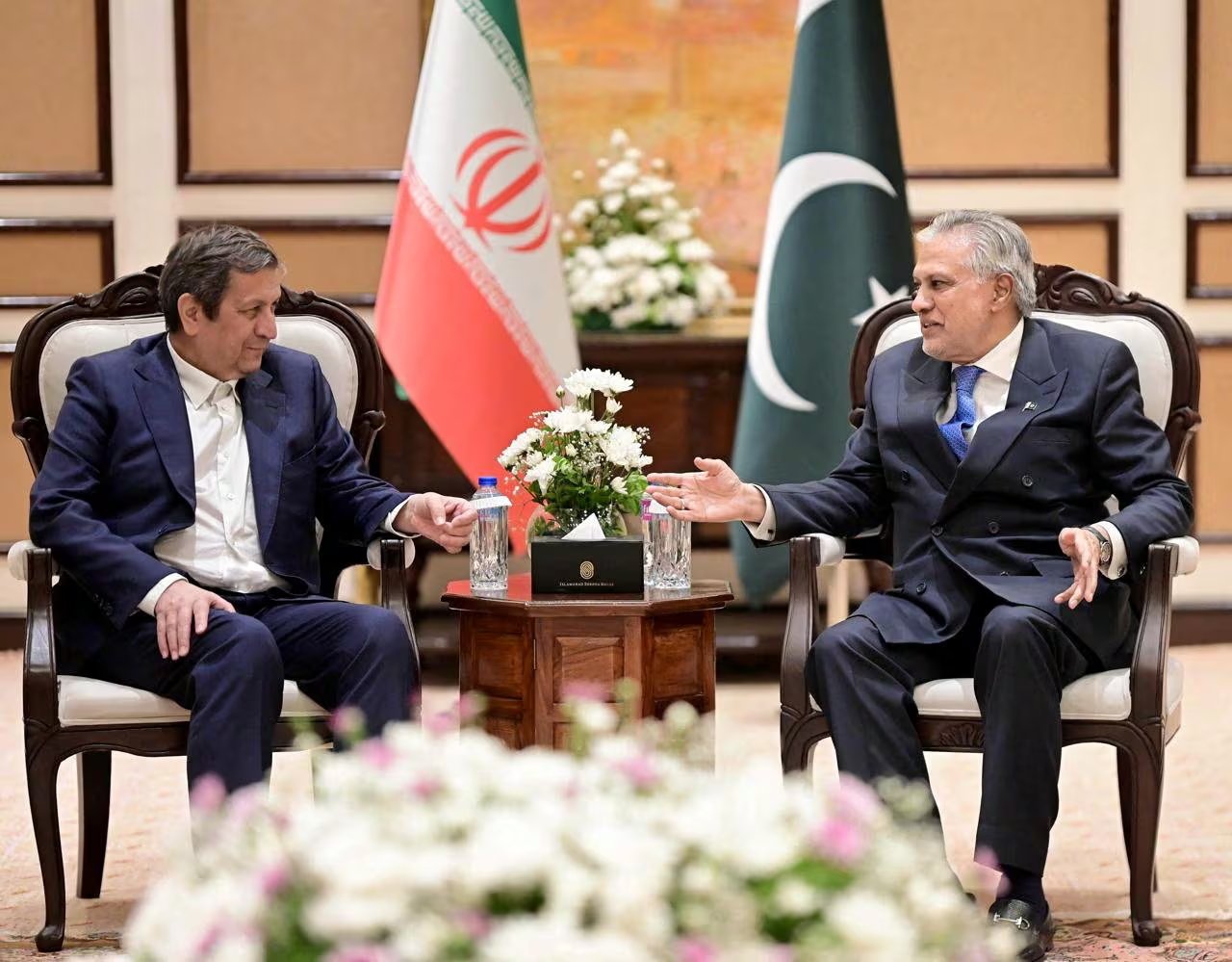 El ministro de Asuntos Exteriores de Pakistán, Ishaq Dar, se reúne con el gobernador del Banco Central de Irán, Abdolnaser Hemmati, el día en que delegaciones de Estados Unidos e Irán mantuvieron conversaciones de paz, en Islamabad, Pakistán, el 11 de abril de 2026 (REUTERS)