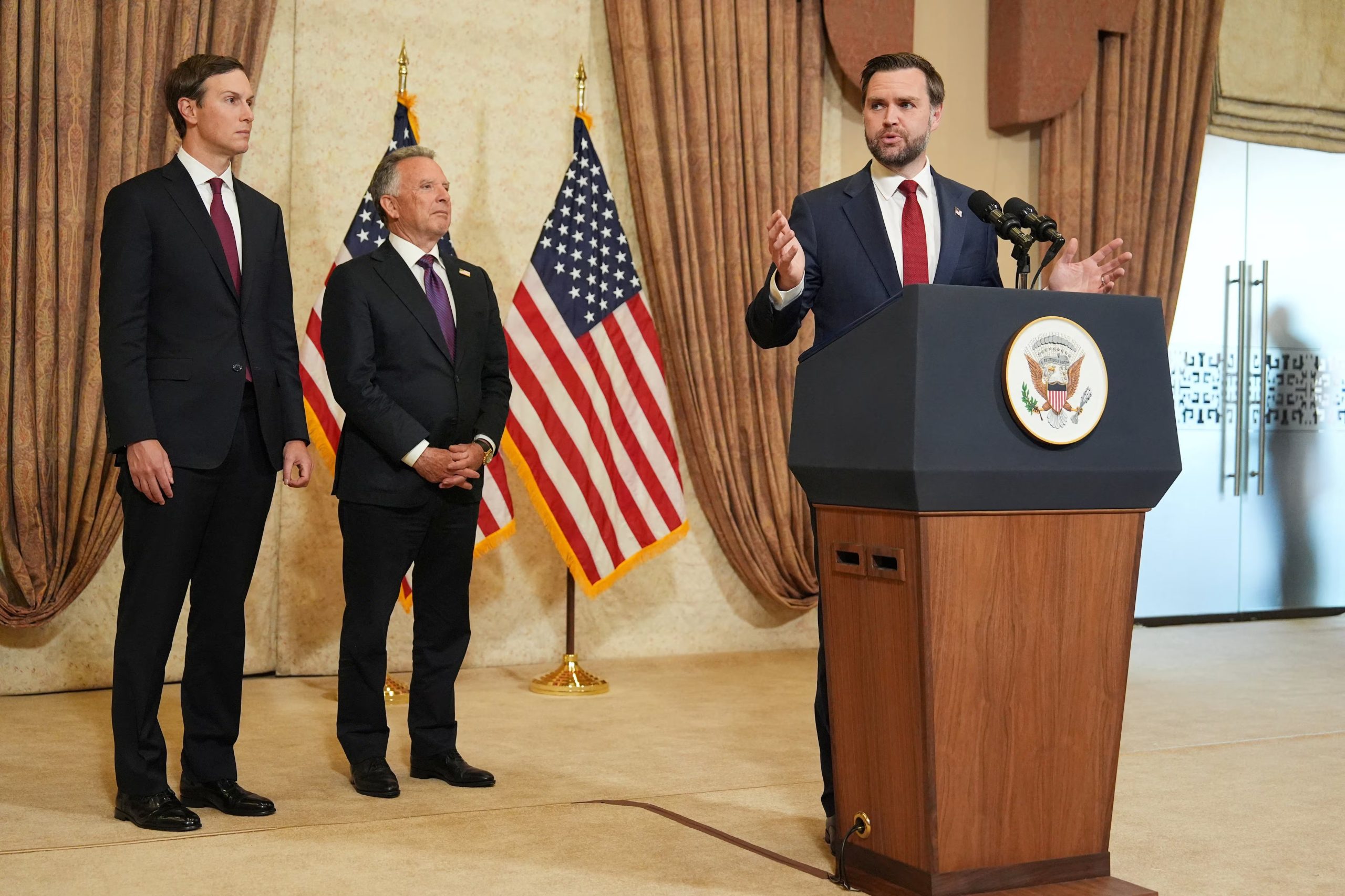 El vicepresidente de Estados Unidos, JD Vance, habla durante una rueda de prensa tras reunirse con representantes de Pakistán e Irán mientras Jared Kushner y Steve Witkoff, enviado especial para misiones de paz, escuchan, el domingo 12 de abril de 2026, en Islamabad, Pakistán (Jacquelyn Martin/REUTERS)