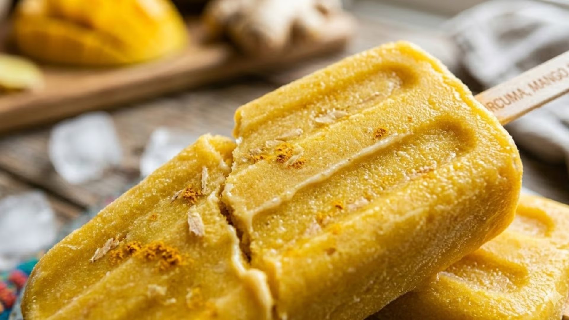 La mezcla base se prepara con mango, jugo de mango, limón, azúcar y hielo, logrando una textura espesa y homogénea ideal para congelar. - 
(Gemini)