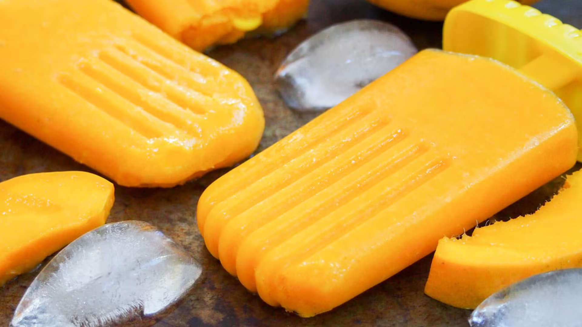 La versatilidad y practicidad de las paletas de mango con chamoy y tamarindo las posiciona como una opción llamativa para cualquier ocasión. - (Caroline's Cooking)