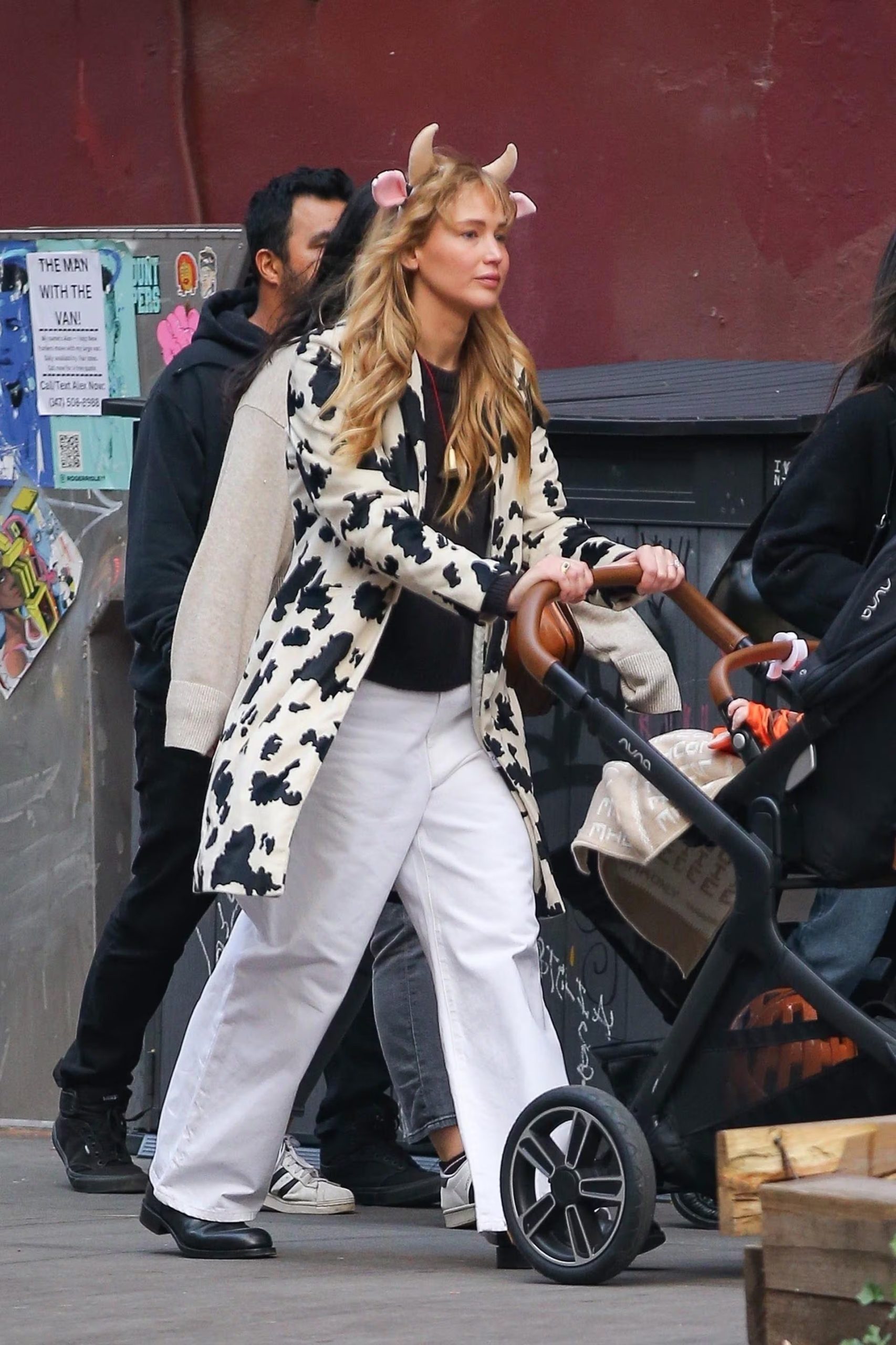 La estructura rígida y la pernera ancha de los pantalones blancos aportan comodidad y modernidad al look versátil de Jennifer Lawrence (Backgrid/The Grosby Group)