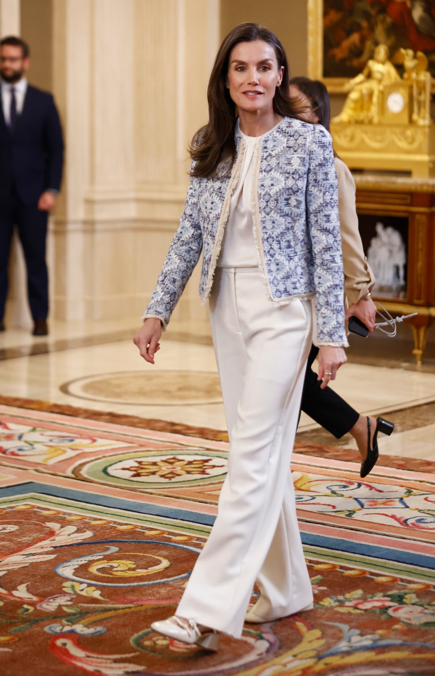 El pantalón blanco de tela fluida y corte recto, combinado con chaqueta azul y tacones plateados, subraya el estilo pulido y regio de la reina Letizia (Antonio Gutiérrez / Europa Press)