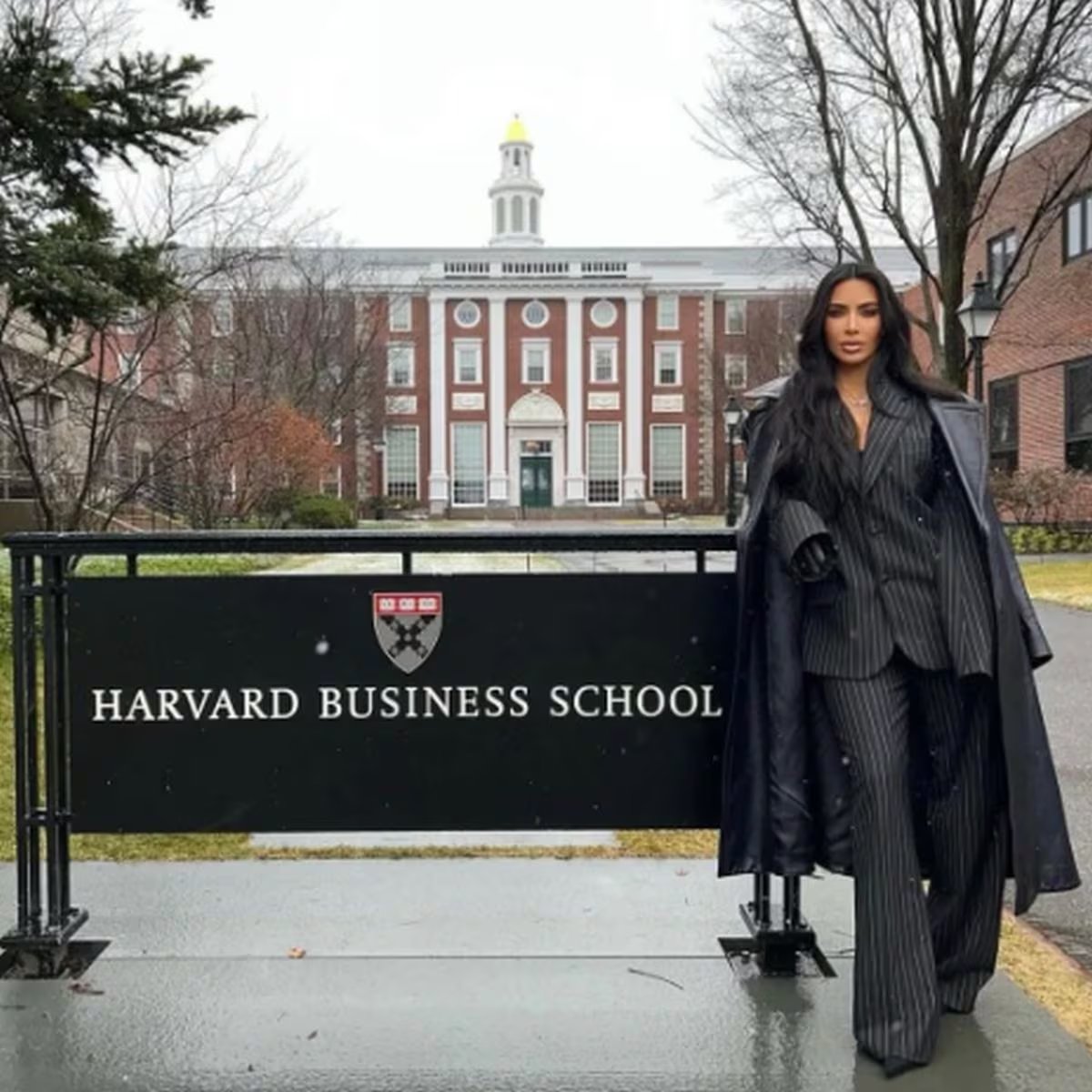 El pantalón gris de lana con raya diplomática y corte recto revela una imagen sofisticada y profesional en el estilo de Kim Kardashian (Instagram/@kimkardashian)