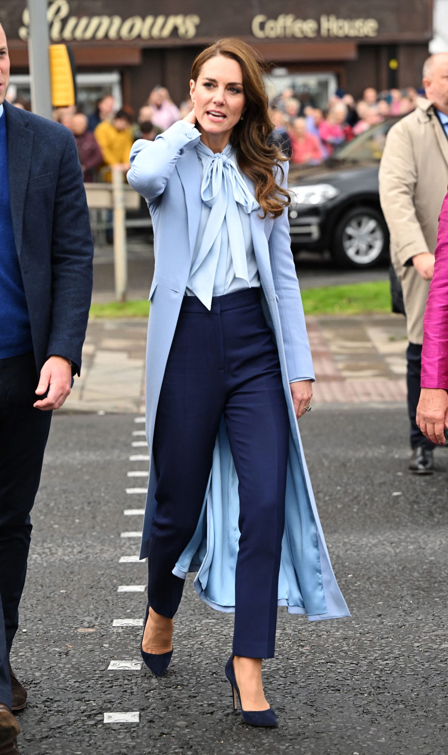 El pantalón azul marino de corte recto hasta el tobillo completa el conjunto monocromático y refinado de Kate Middleton en un acto público (Reuters)
