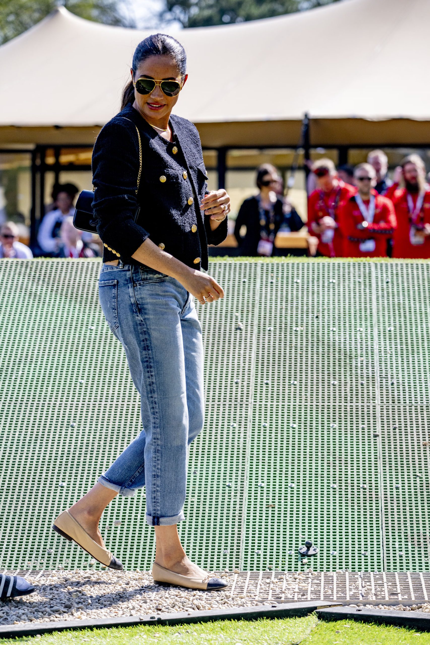 La mezcla de jeans rectos con dobladillo doblado, saco negro y zapatos planos revela el estilo desenfadado y elegante que caracteriza a Meghan Markle (Grosby)