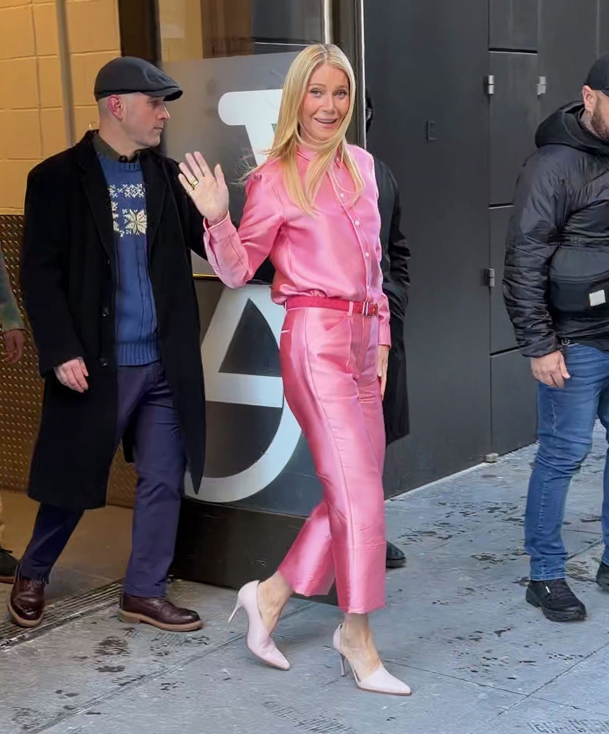 El cuero brillante en rosa y el efecto conjunto muestran la capacidad de Gwyneth Paltrow para marcar tendencia con looks audaces y refinados (Backgrid/The Grosby Group)