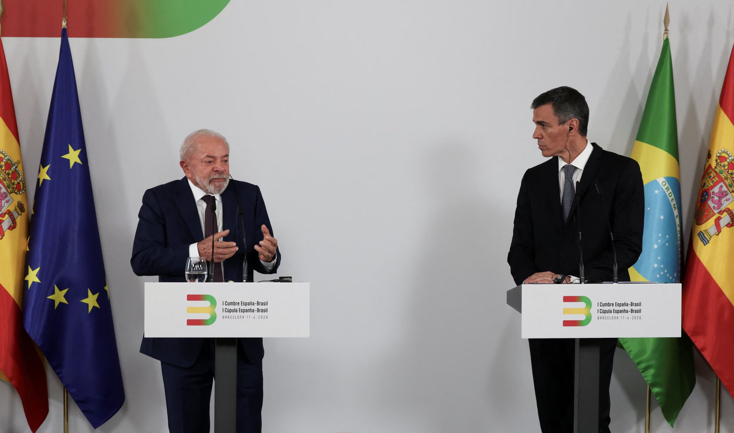 El presidente de Brasil, Lula da Silva, junto al presidente del Gobierno, Pedro Sánchez. (REUTERS)