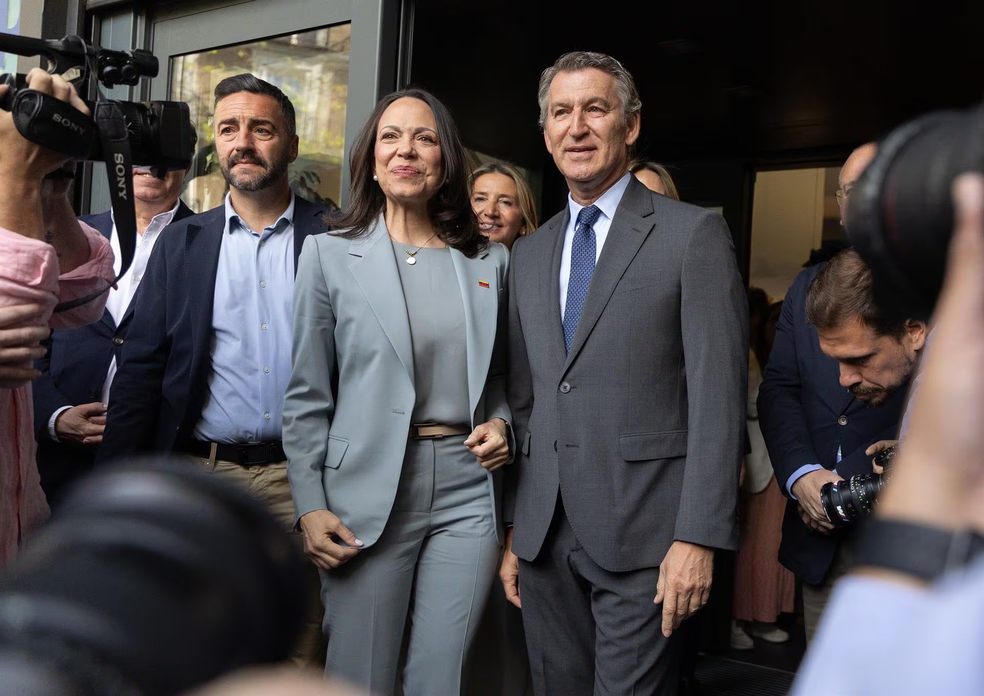 Alberto Núñez Feijóo junto a María Corina Machado tras su reunión en la sede del PP. (Europa Press)