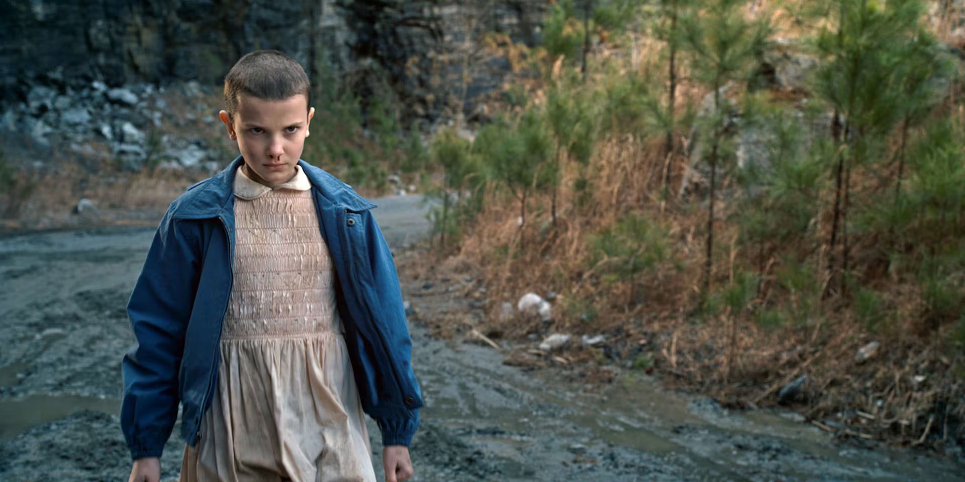 Millie Bobby Brown mantiene una sólida alianza con Netflix, protagonizando éxitos como Stranger Things y la saga Enola Holmes, y desarrollando nuevos proyectos