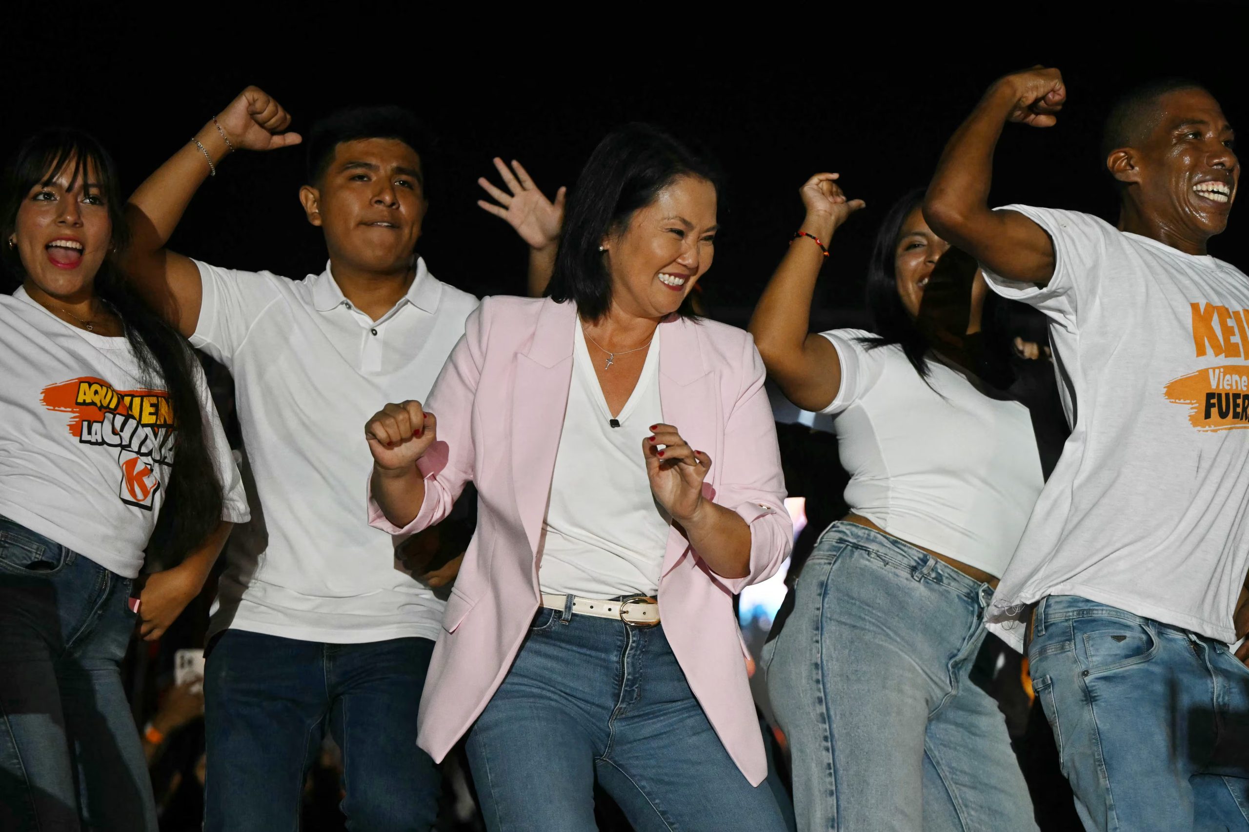 Keiko Fujimori celebra con entusiasmo junto a sus partidarios el cierre de campaña de Fuerza Popular, luciendo sonriente y bailando en el evento.
