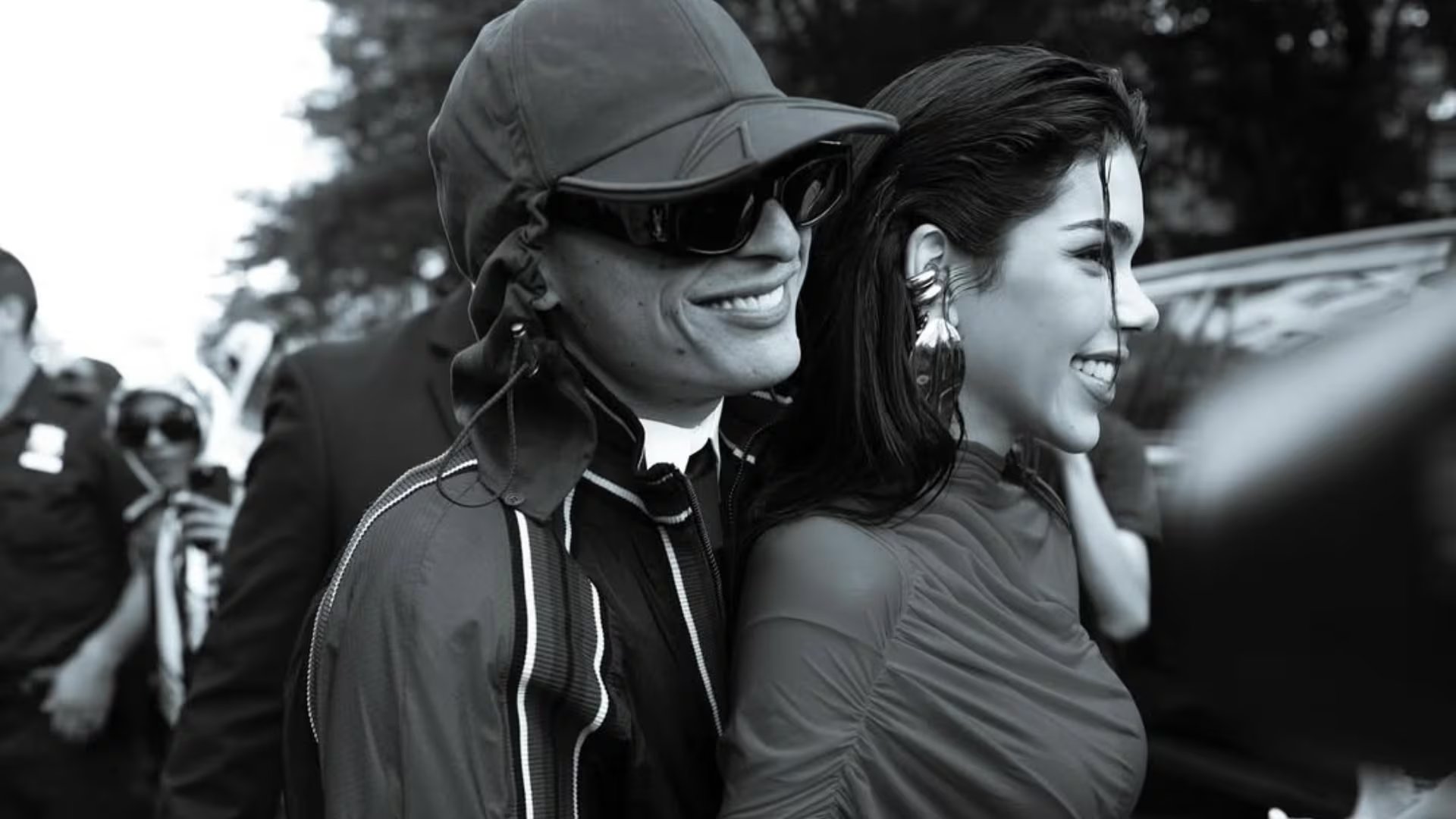 Peso Pluma y Kenia Os sorprendieron al ser vistos juntos en el concierto de Kanye West en el SoFi Stadium de Los Ángeles, generando gran revuelo en redes sociales. (@keniaos, Instagram)