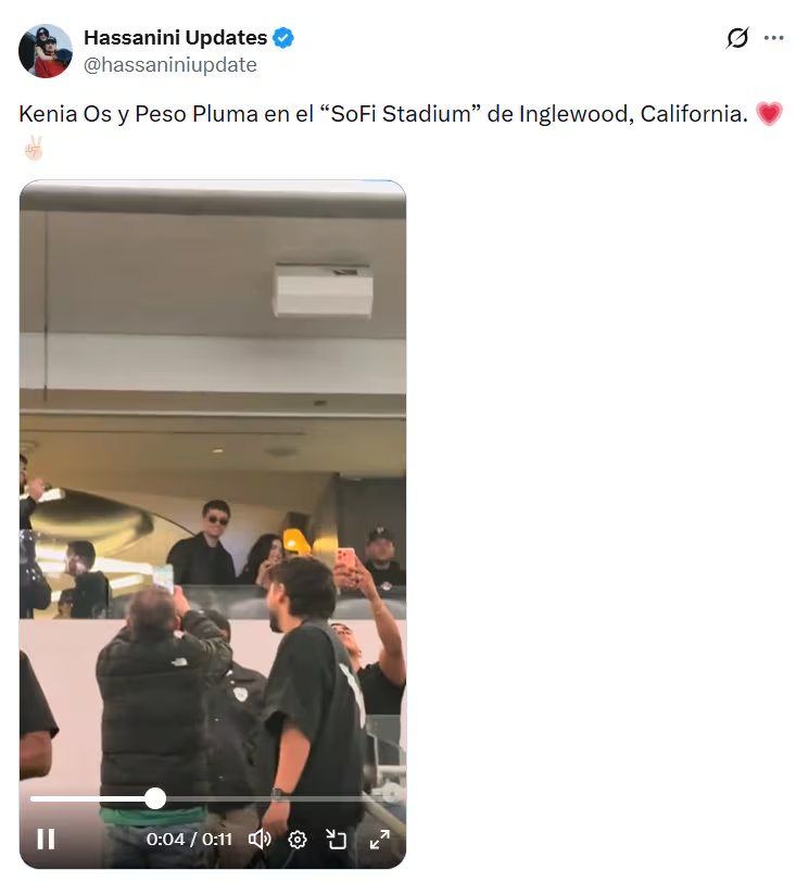 Las imágenes y videos de Peso Pluma y Kenia Os disfrutando del show de Ye desde palcos se viralizaron en plataformas digitales. (X/ @hassaniniupdate)