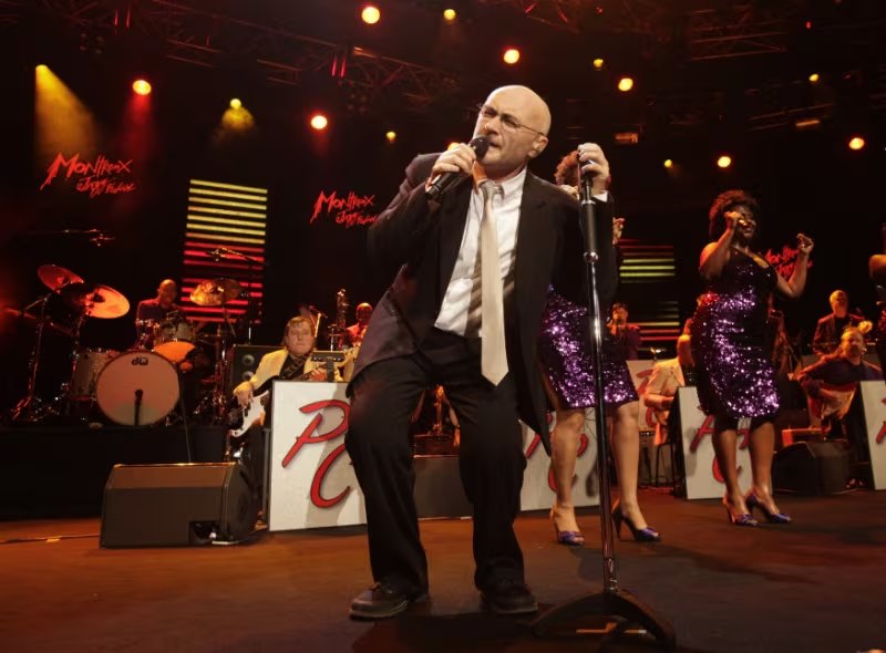 El cantante británico Phil Collins actúa durante el espectáculo 