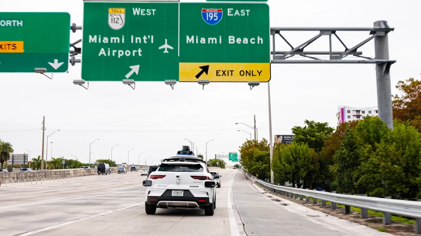 Actualizar el software de autos sin conductor representa el principal desafío tecnológico para Waymo y otras empresas, según la Policía de Miami (Waymo)