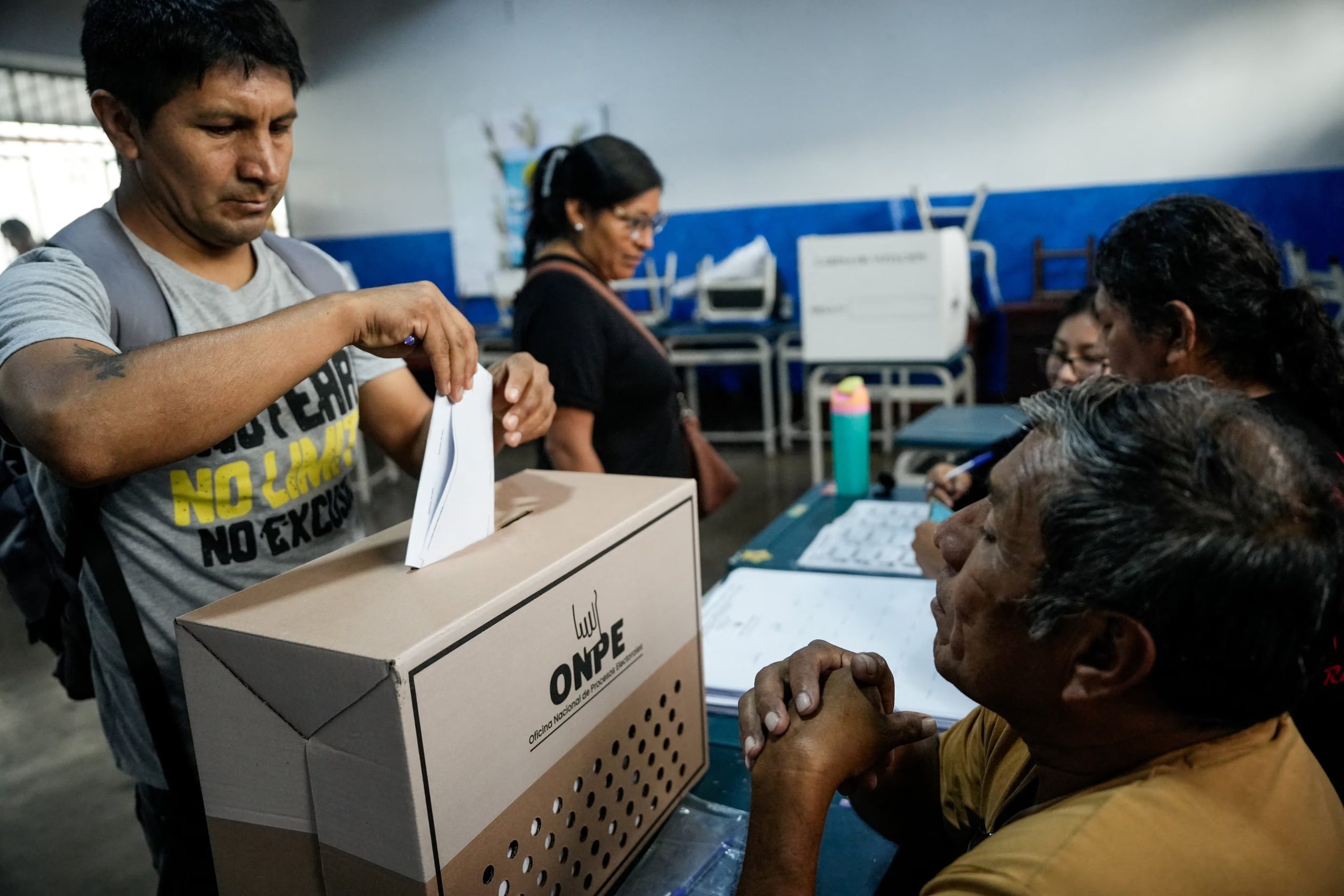 Un hombre vota en un colegio electoral después de que las elecciones generales de Perú se extendieran a un segundo día en algunos recintos de la capital debido a la tardía instalación de las mesas de votación y la ausencia de ciudadanos asignados para recibir a los votantes, en Lima, Perú, 13 de abril de 2026. REUTERS/Angela Ponce