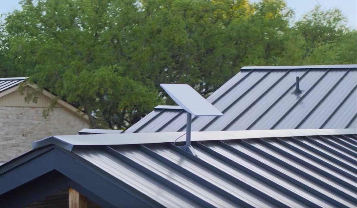 El ángulo de elevación define cuán bajo sobre el horizonte la antena puede captar la señal satelital. (Starlink)