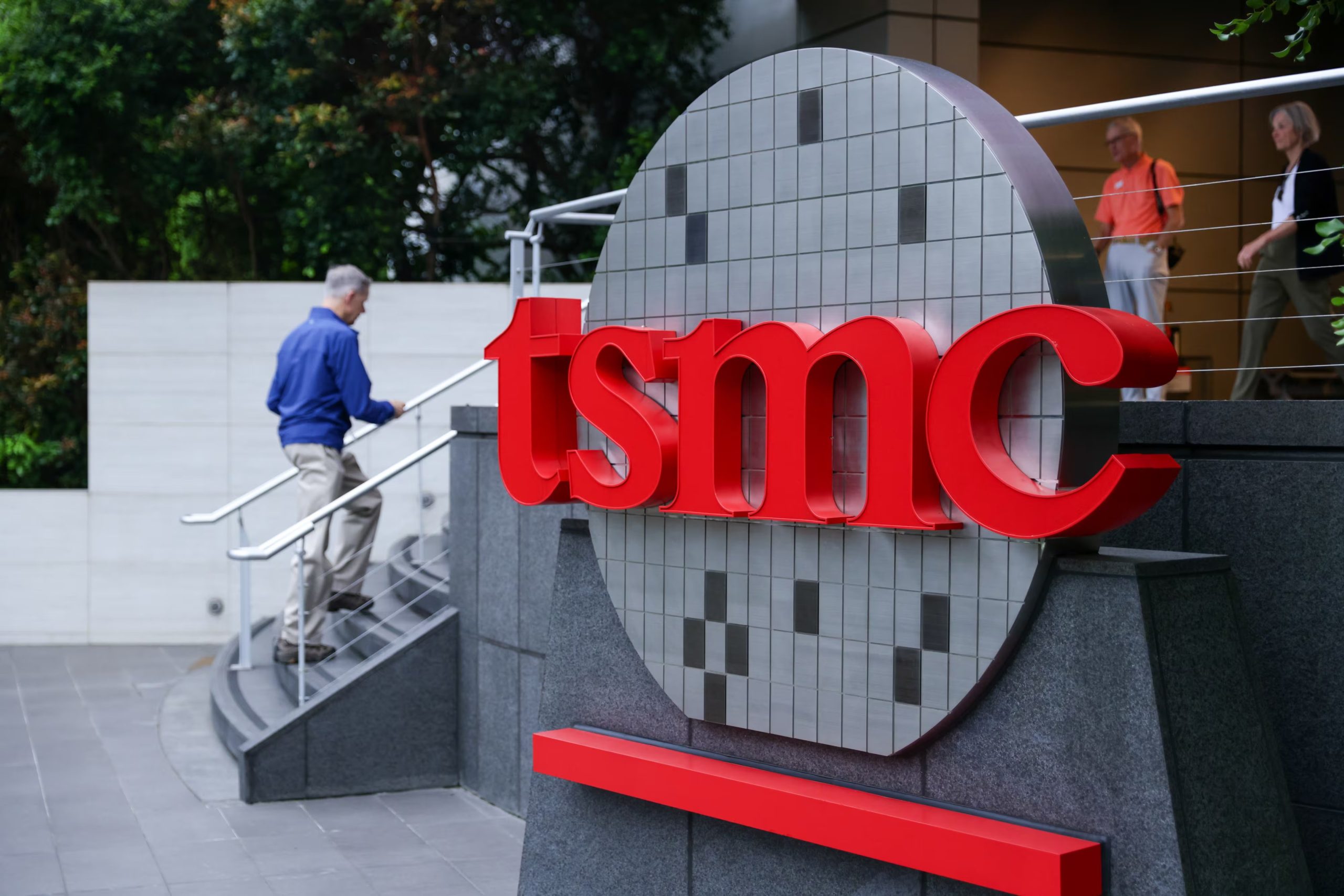 Una persona pasa junto al logotipo de TSMC (Taiwan Semiconductor Manufacturing Company Limited), la primera fundición dedicada a semiconductores del mundo, el 16 de abril de 2026 (EFE/RITCHIE B. TONGO)