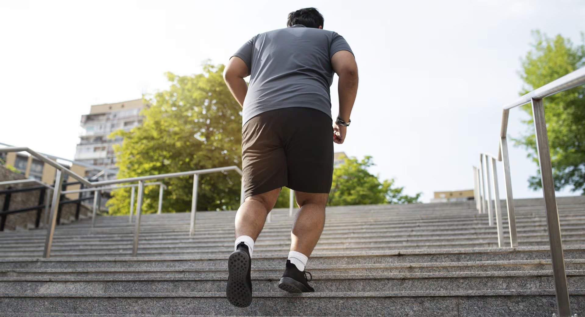 Los hombres con obesidad tienen mayor riesgo de daño hepático y complicaciones metabólicas asociadas (Freepik)