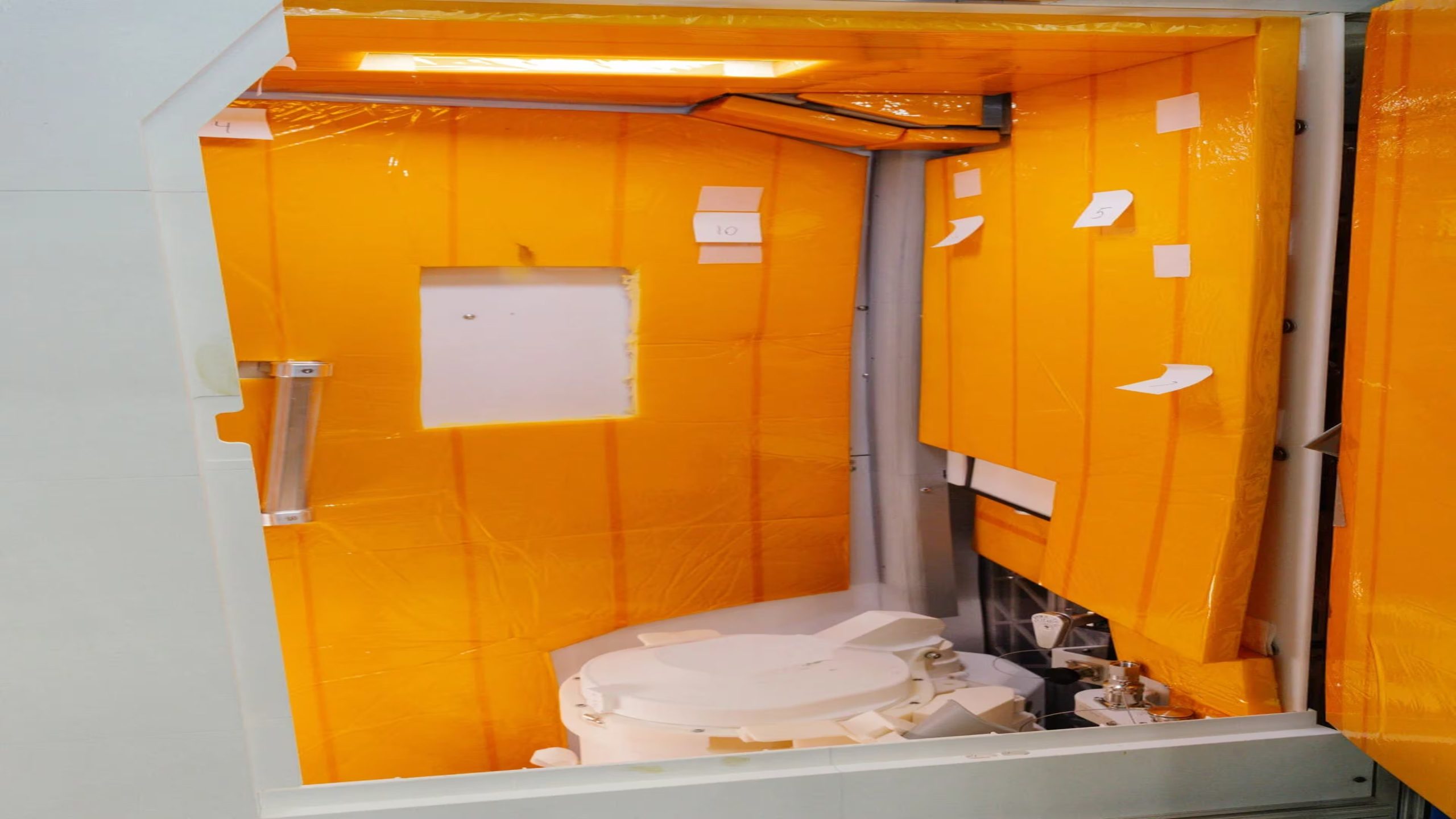 El sistema de recolección de orina del baño espacial registró problemas recurrentes, obligando a utilizar urinarios portátiles de contingencia /EFE/ NASA
