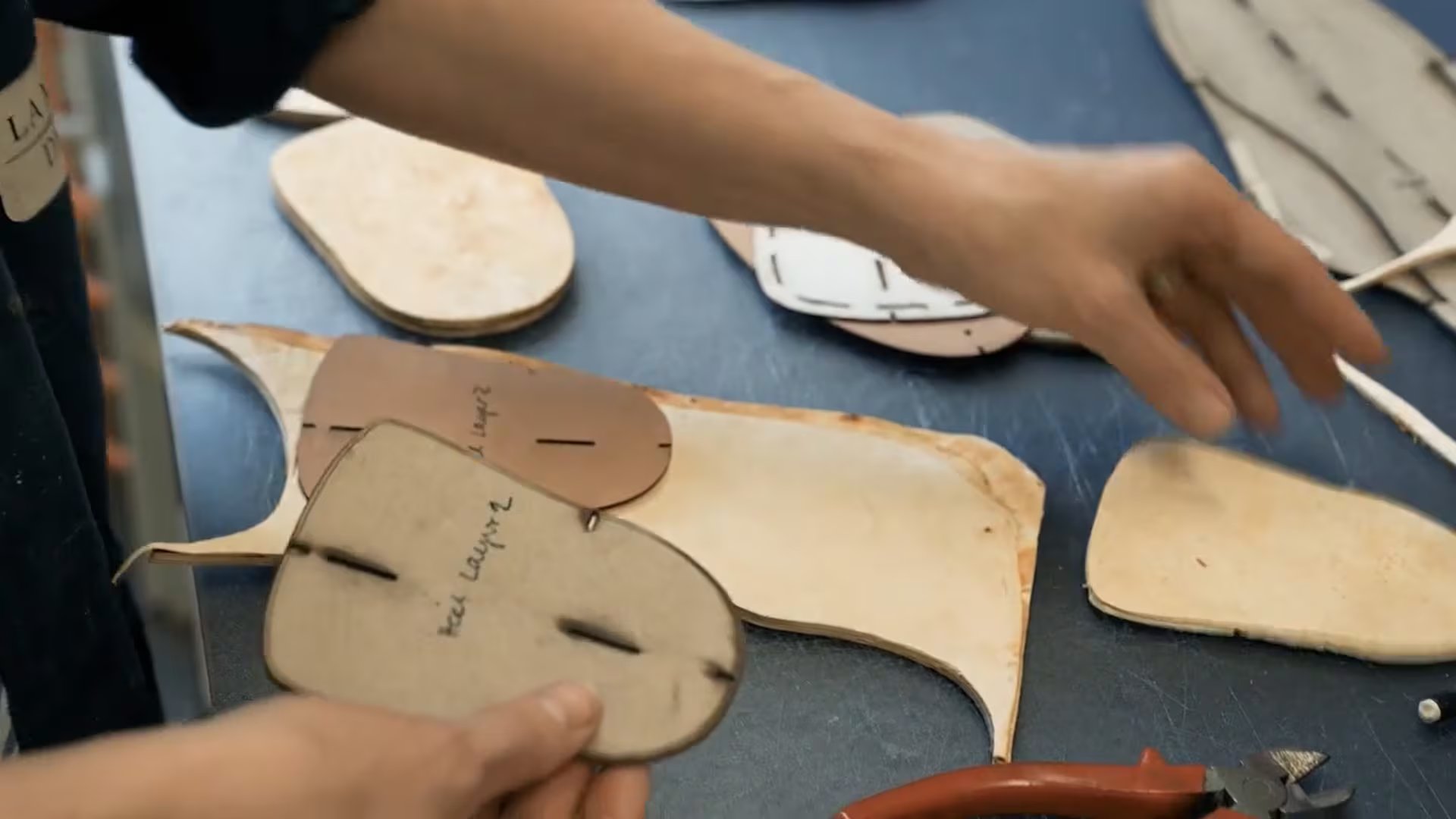 Los expertos ensamblan meticulosamente los componentes del zapato, parte del proceso creativo que se exhibirá en la prestigiosa Semana del Diseño de Milán (Universidad Libre de Bruselas)