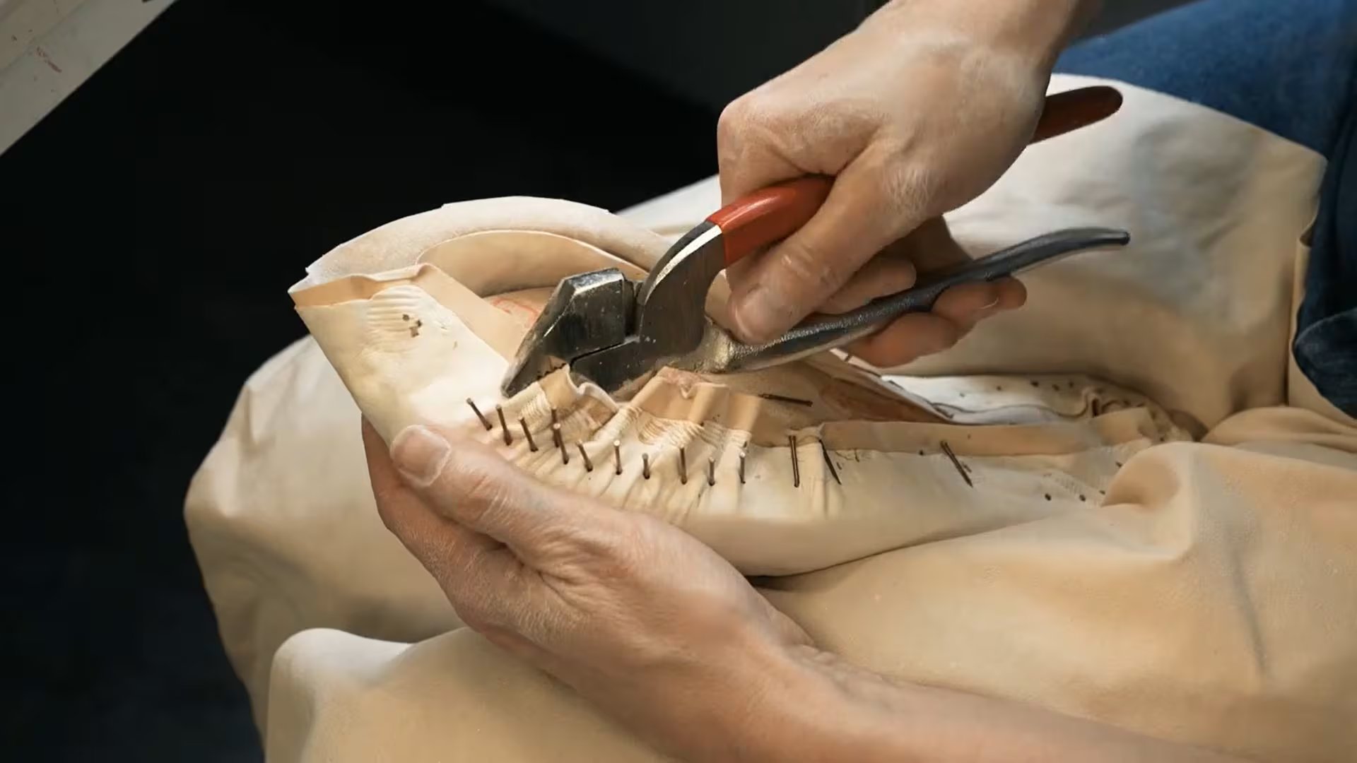 Un artesano experto trabaja meticulosamente en la creación de un zapato de diseño (Universidad Libre de Bruselas)