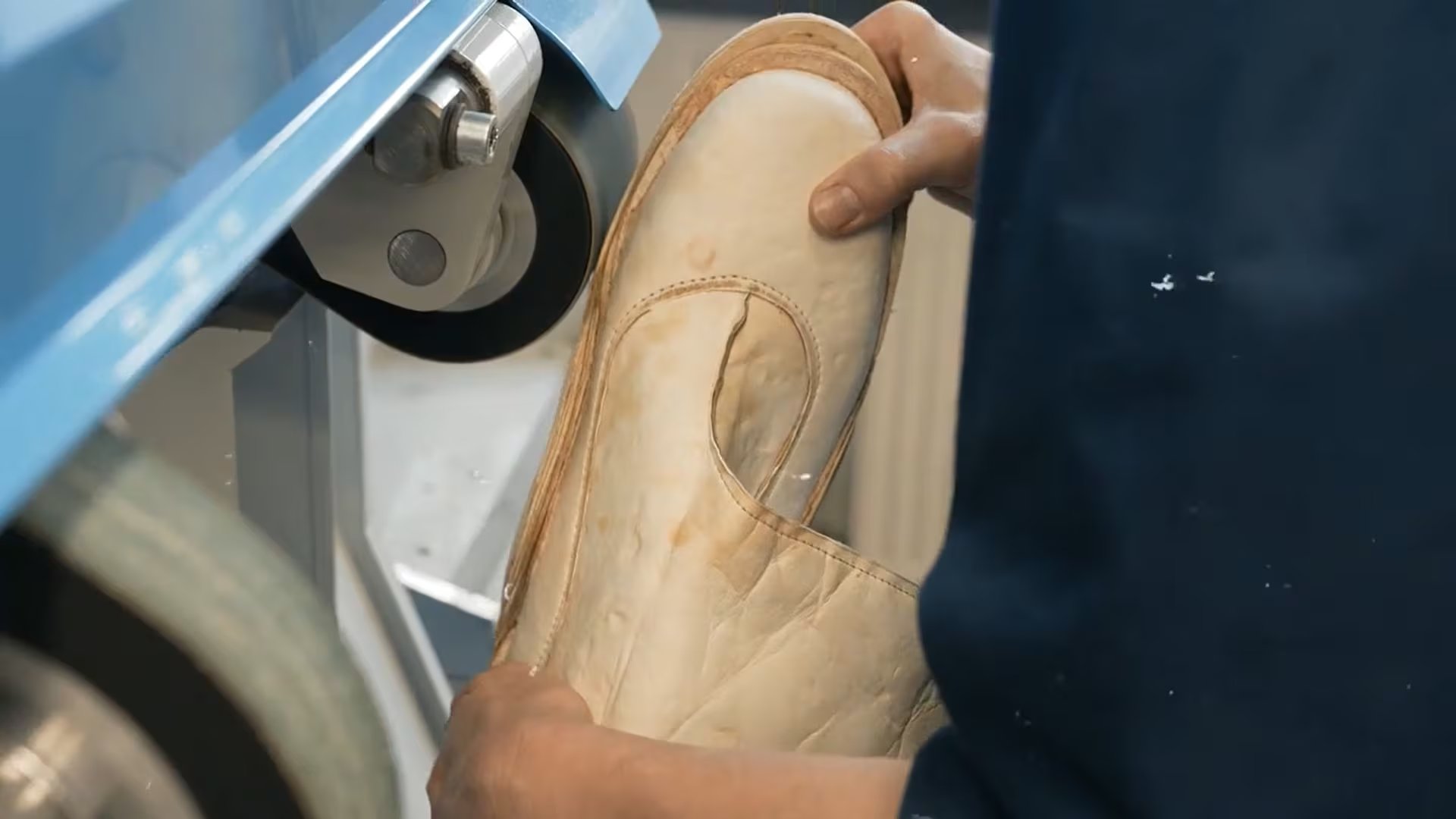 El diseño experimental de la bota resalta la unión entre técnicas artesanales y biotecnología avanzada (Universidad Libre de Bruselas)