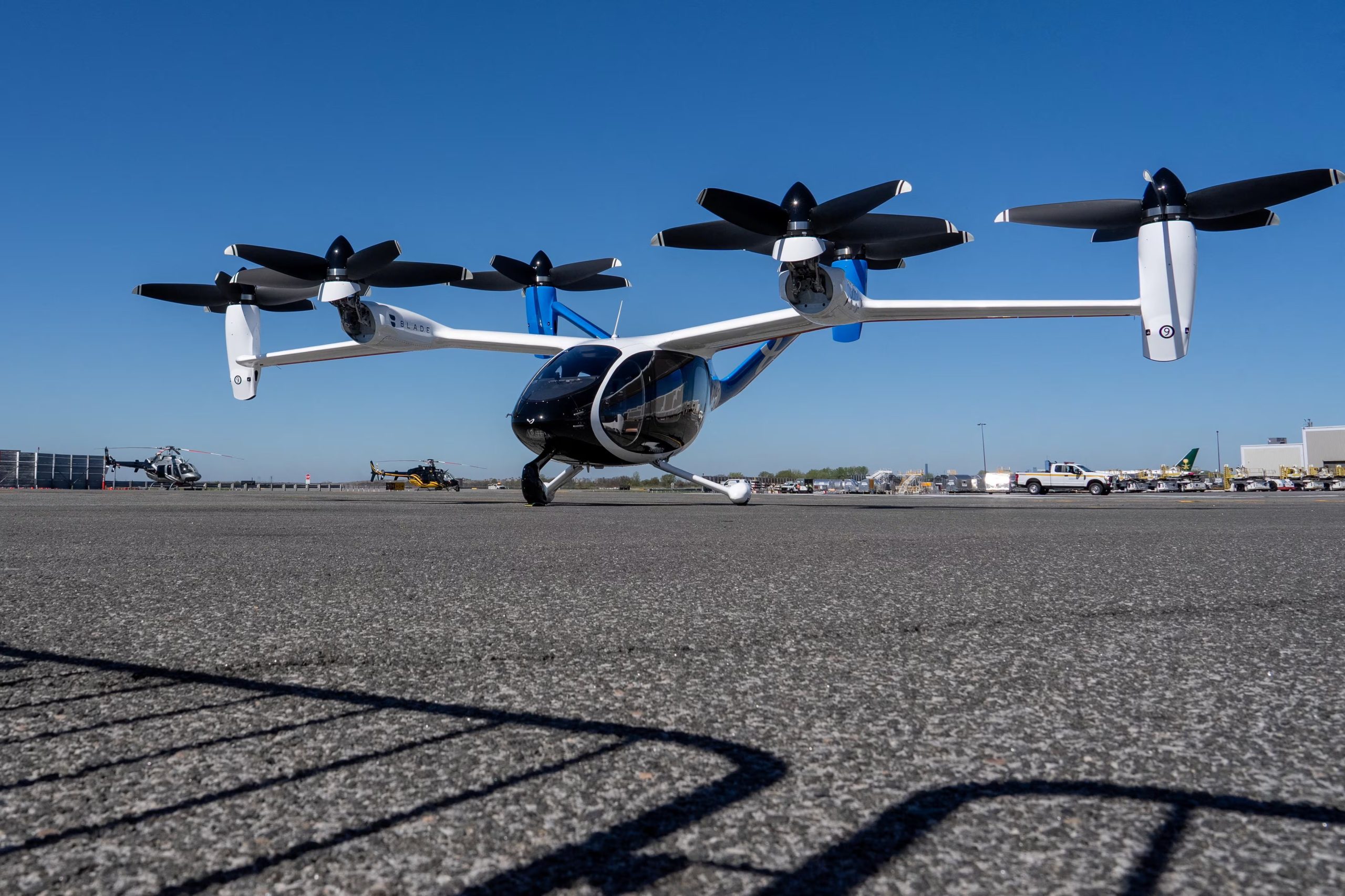 Los vuelos de taxi aéreo eléctrico conectaron el aeropuerto JFK con los heliopuertos de Manhattan en menos de diez minutos, frente a los 60-90 minutos terrestres. (REUTERS/David 'Dee' Delgado)