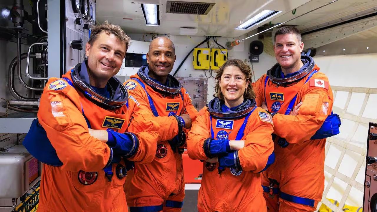 La cápsula Orion incorpora el traje de supervivencia, capaz de mantener con vida a la tripulación hasta seis días durante emergencias, brindando protección avanzada frente a incidentes. (NASA)