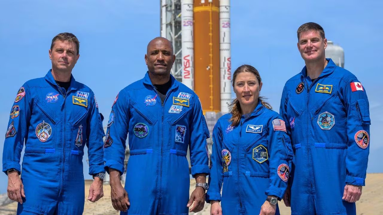 Seis sensores del sistema Hybrid Electronic Radiation Assessor y rastreadores individuales protegen a los astronautas de peligrosas dosis de radiación cósmica durante el viaje lunar. (NASA)